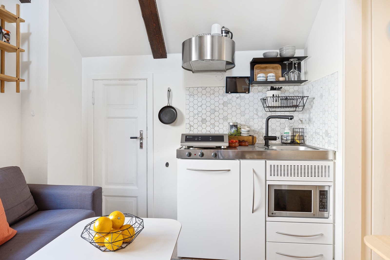 Denne har innredning med glatte fronter og benkeplate av rustfritt stål med nedfelt oppvaskkum. Kjøkkenet har også integrert kjøleskap, frittstående komfyr og fritthengende ventilator. Galleribilde