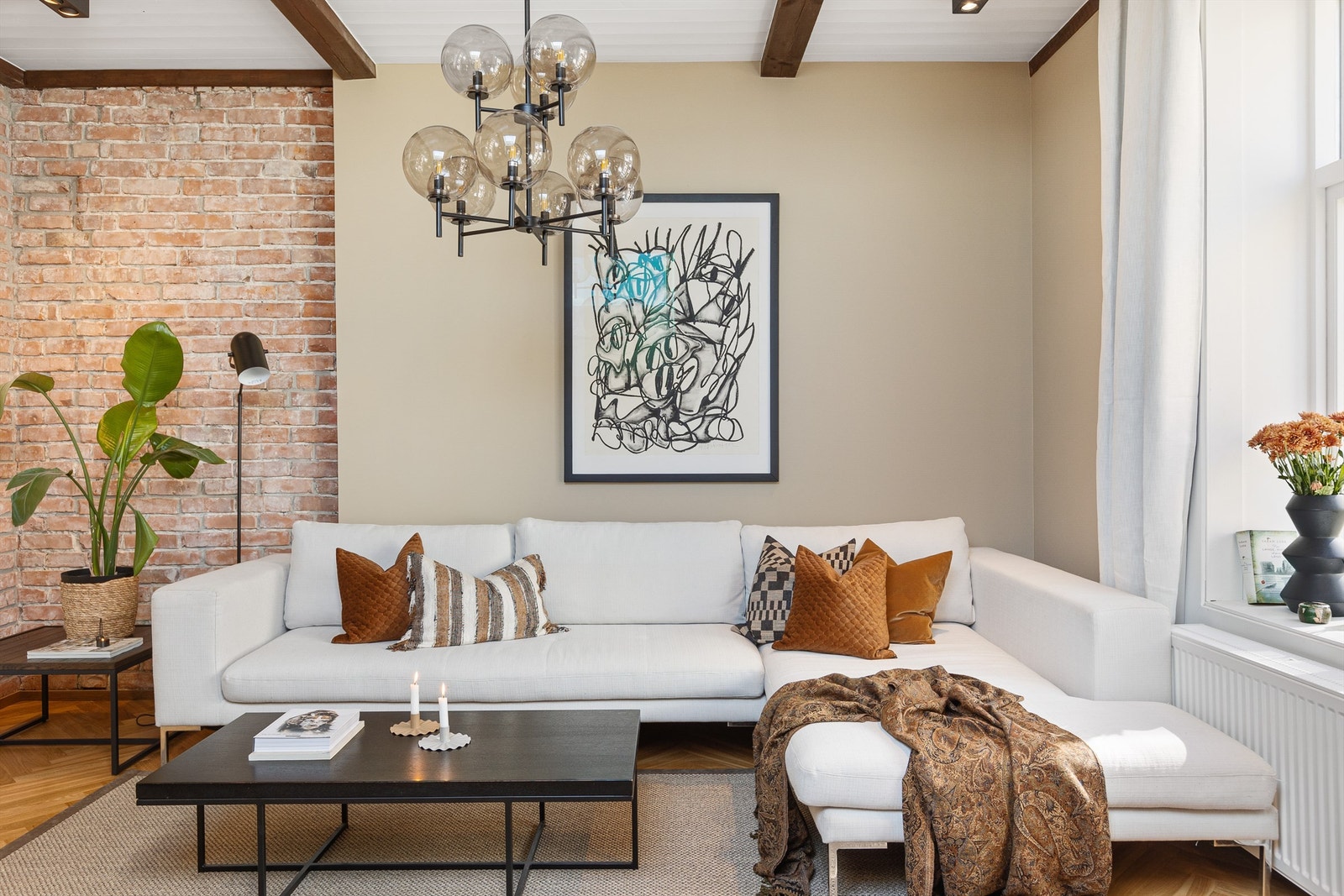 Synlig teglsteinsvegg som en flott touch på rommet som også bidrar til å holde på den røde tråden fra arkitekturen. Galleribilde