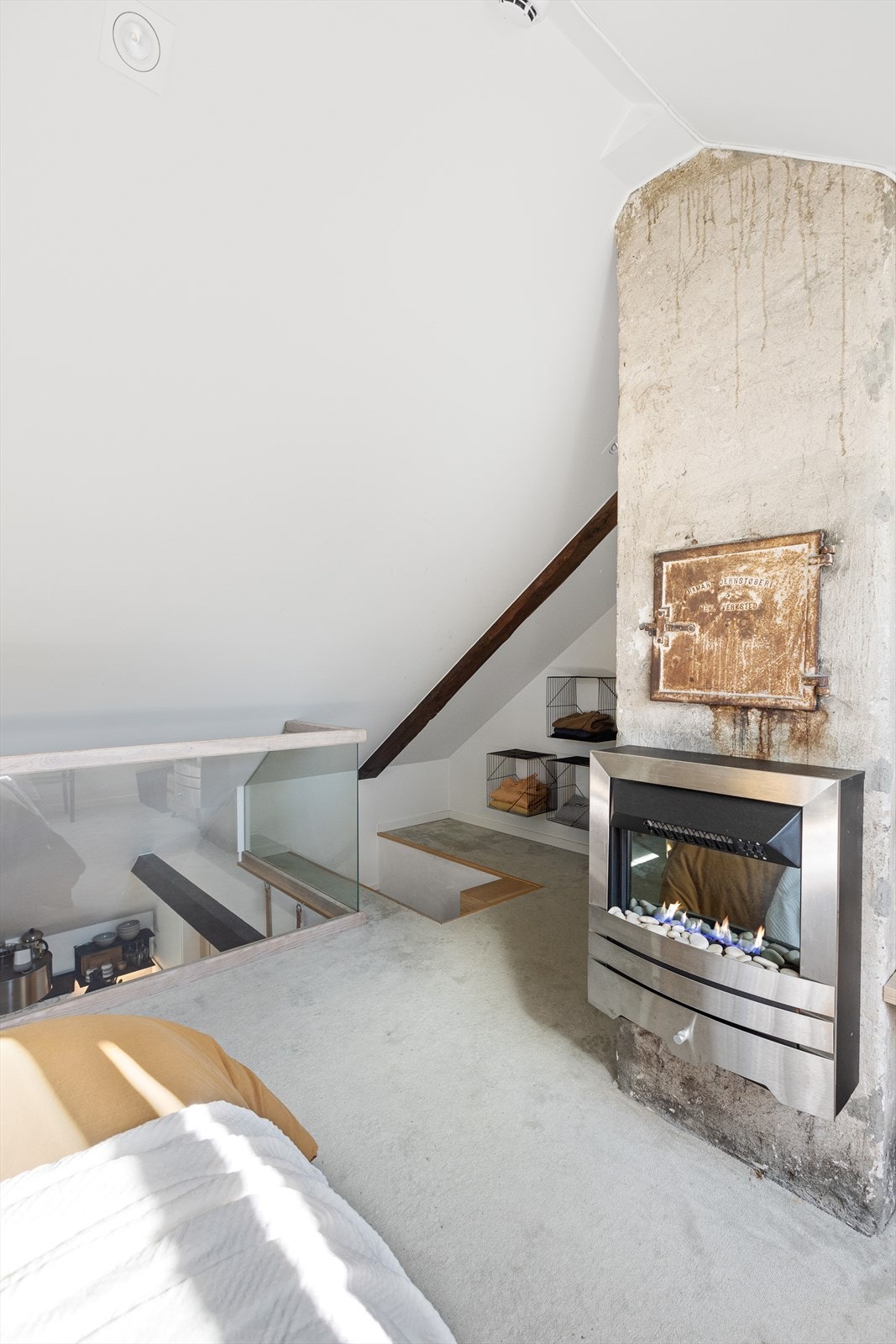 Det er også montert en koselig elektrisk peis her som både varmer og pynter opp. Galleribilde