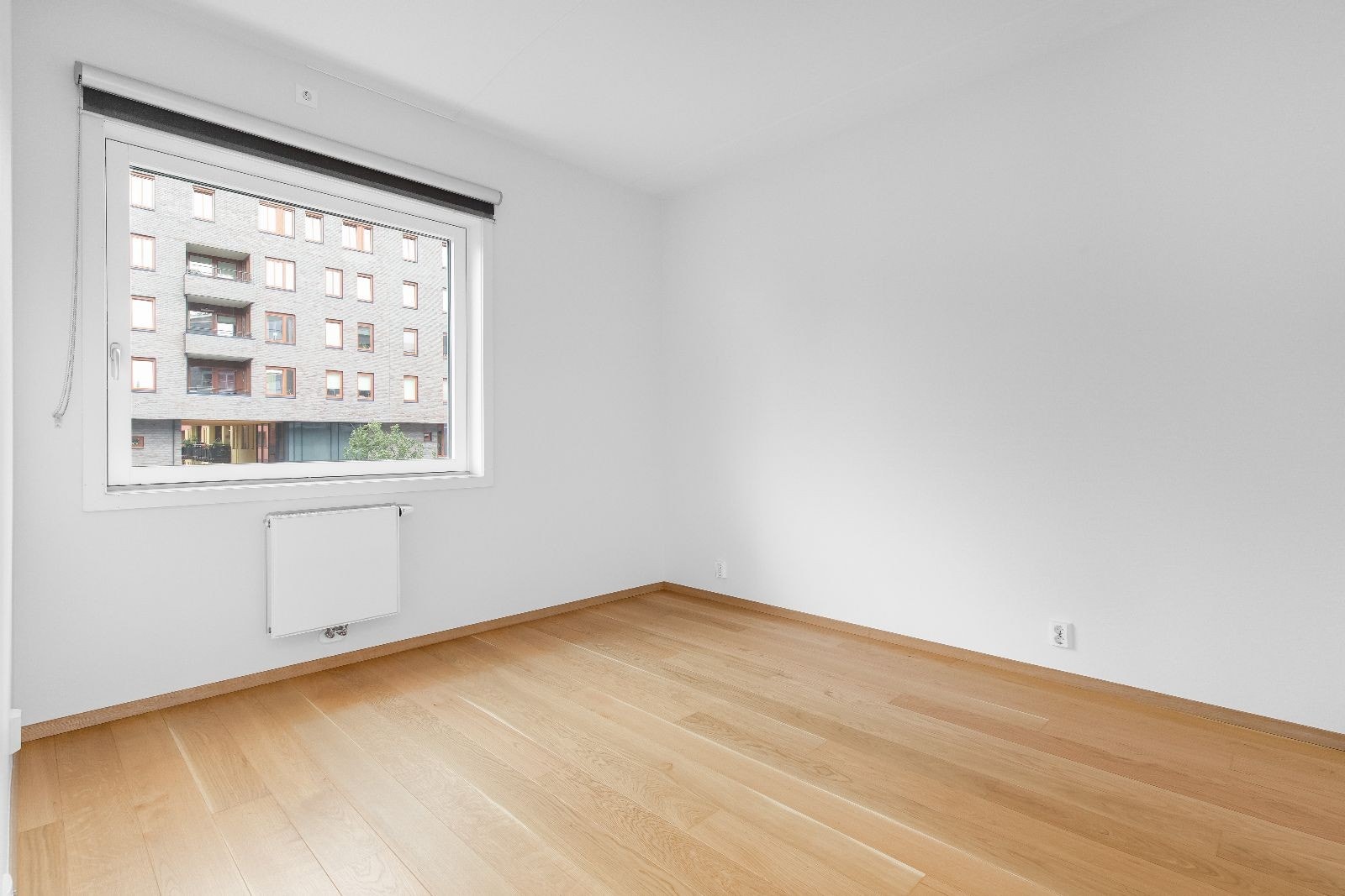 Hovedsoverom er av god størrelse med innebygdeskap Galleribilde