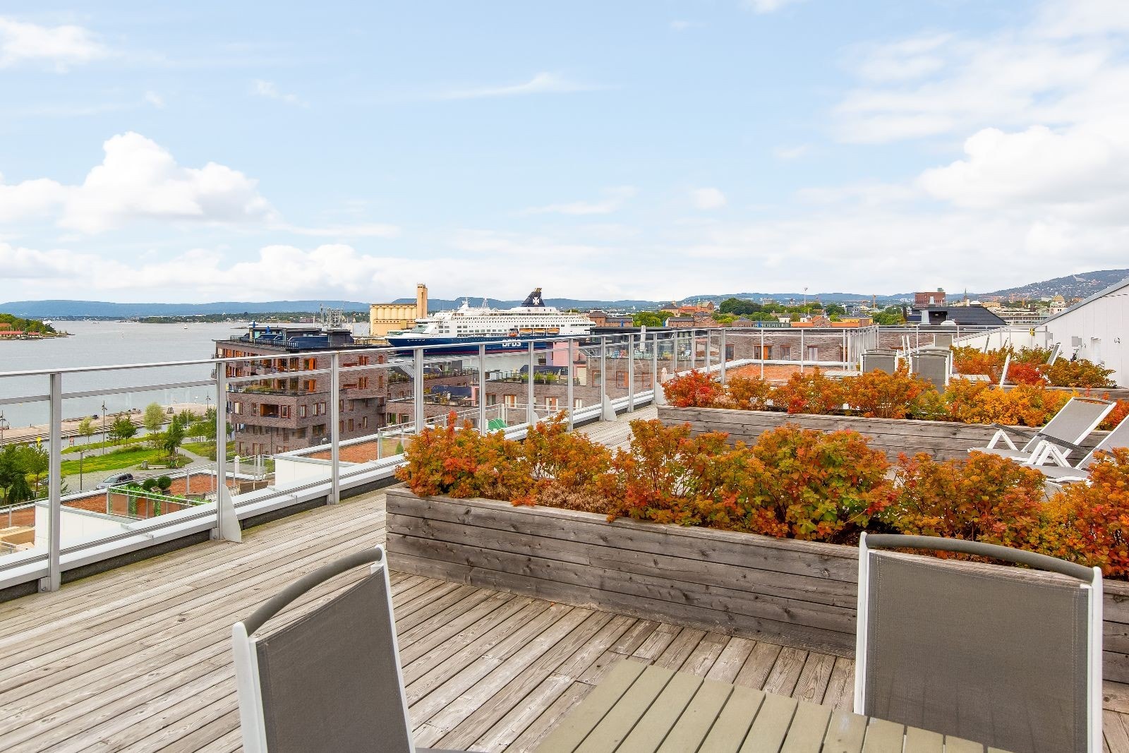 Felles takterrasse med utsikt over Oslofjorden og holmenkollen Galleribilde