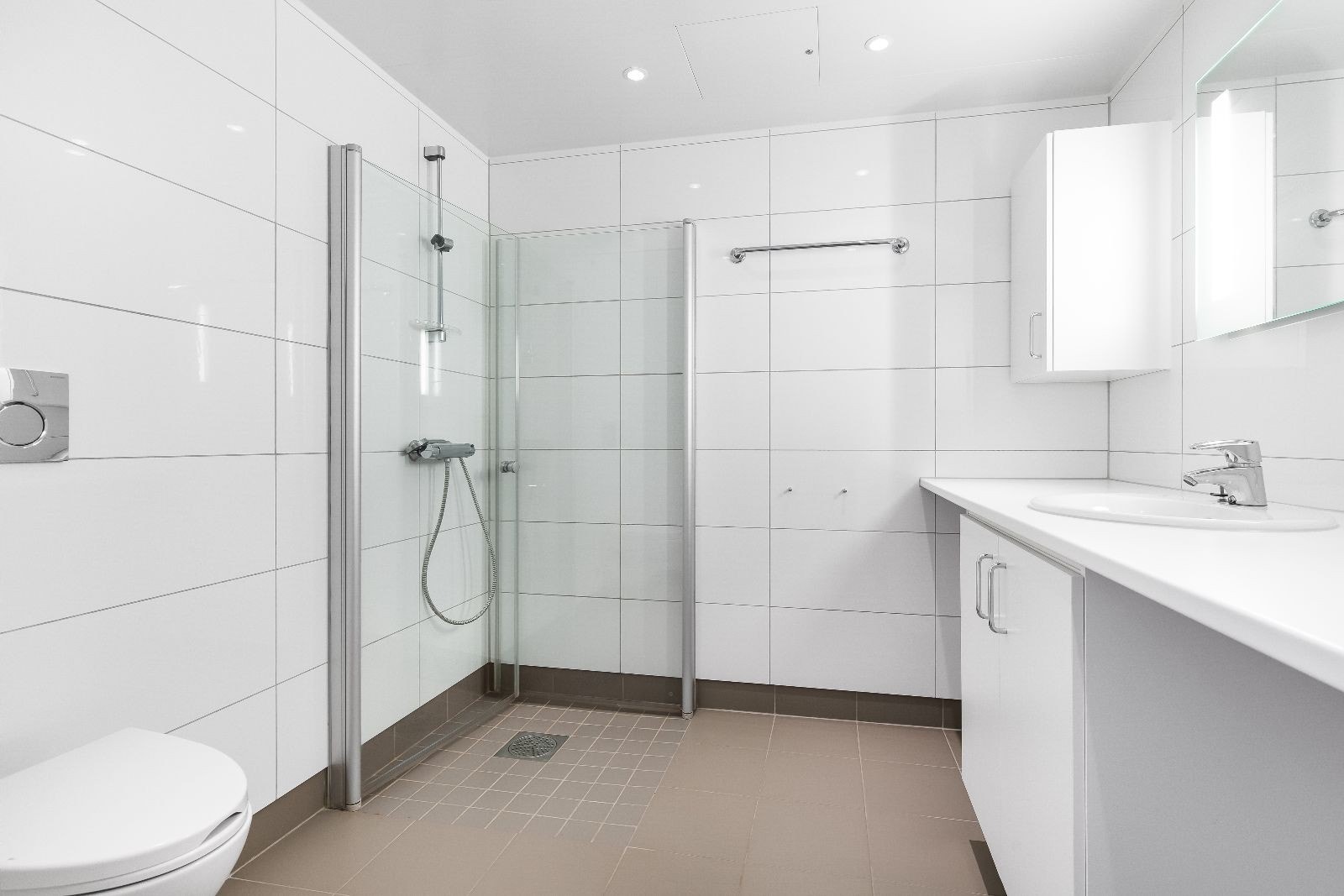 Stort bad med god plass til vaskemaskin og tørketrommel Galleribilde