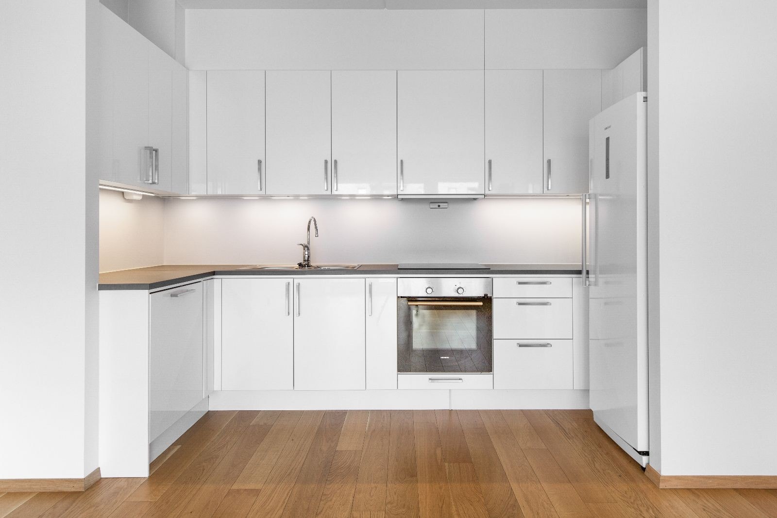 Flott og romslig kjøkken - åpent mot stuen Galleribilde