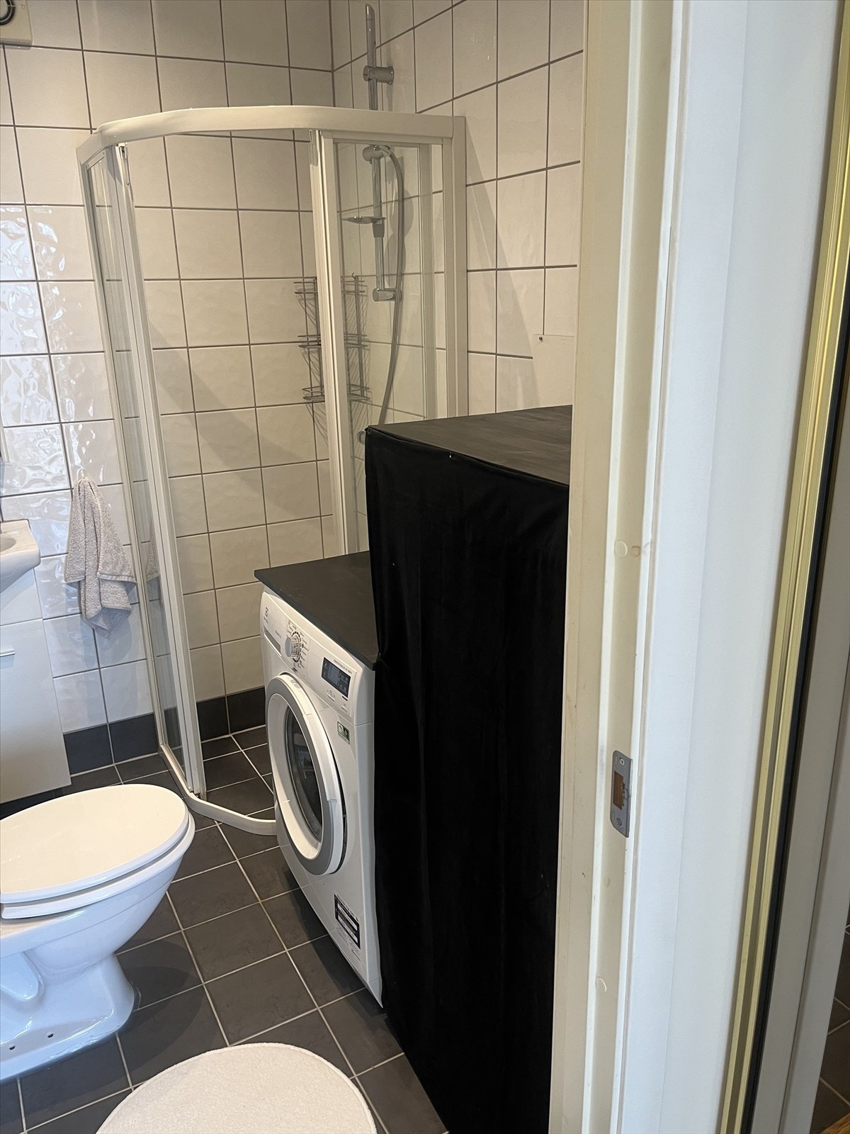 Innredet rom i hybel underetasje (ikke godkjent for varig opphold) Galleribilde