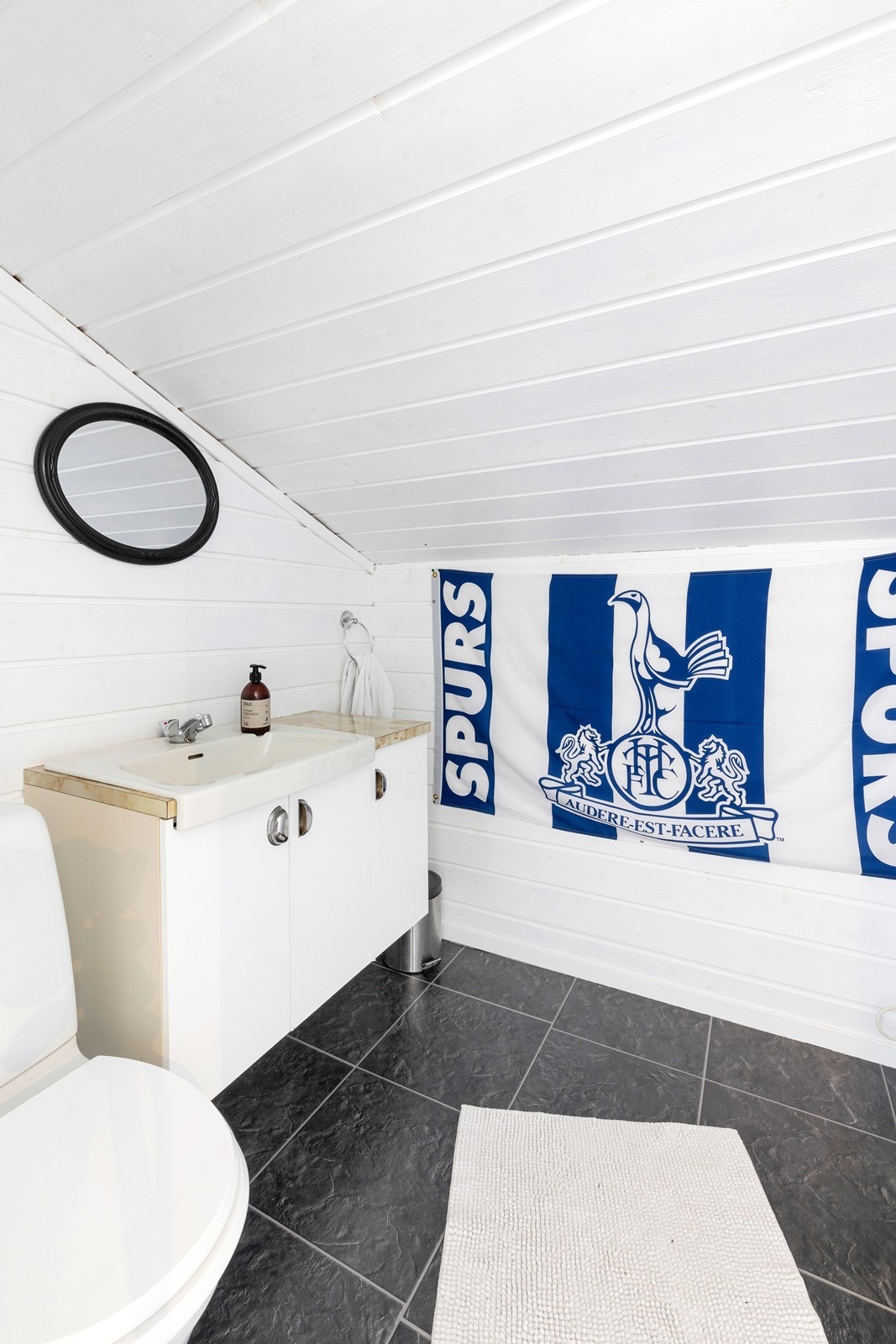 Innredet bad over garasje (ikke godkjent for varig opphold) Galleribilde