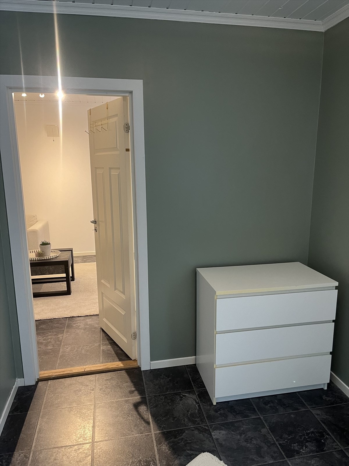 Innredet rom i hybel underetasje (ikke godkjent for varig opphold) Galleribilde