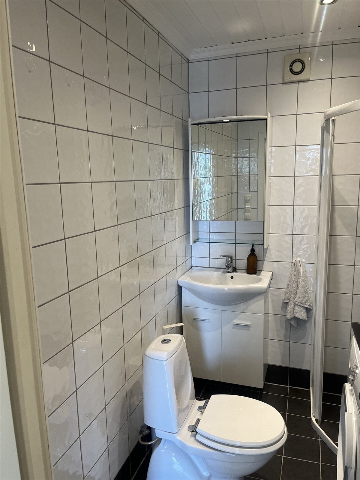 Innredet rom i hybel underetasje (ikke godkjent for varig opphold) Galleribilde