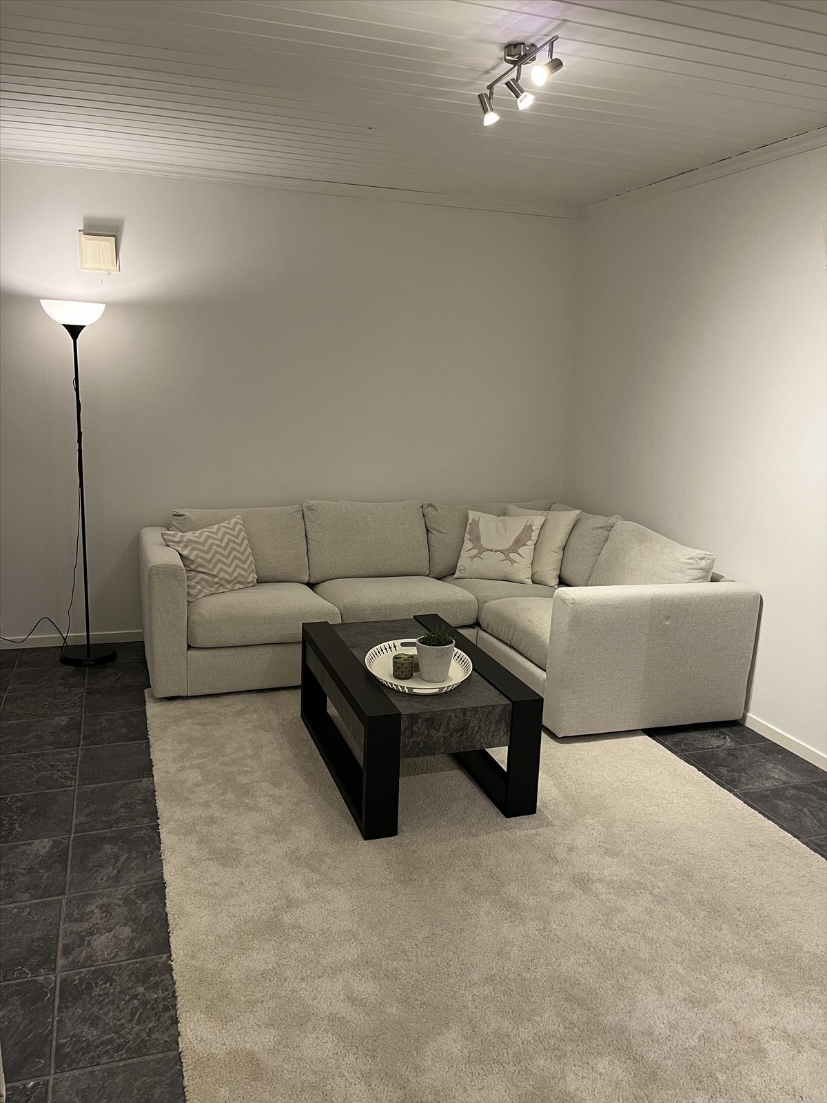 Innredet rom i hybel underetasje (ikke godkjent for varig opphold) Galleribilde