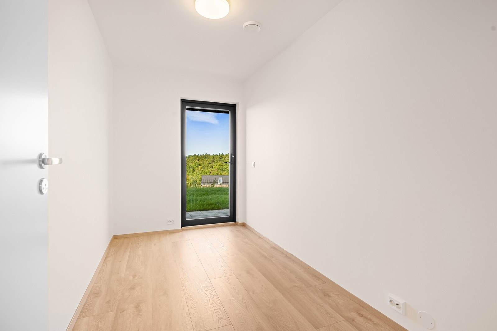 Soverom 4 - underetasje
med utgang til overbygget platting og hage Galleribilde