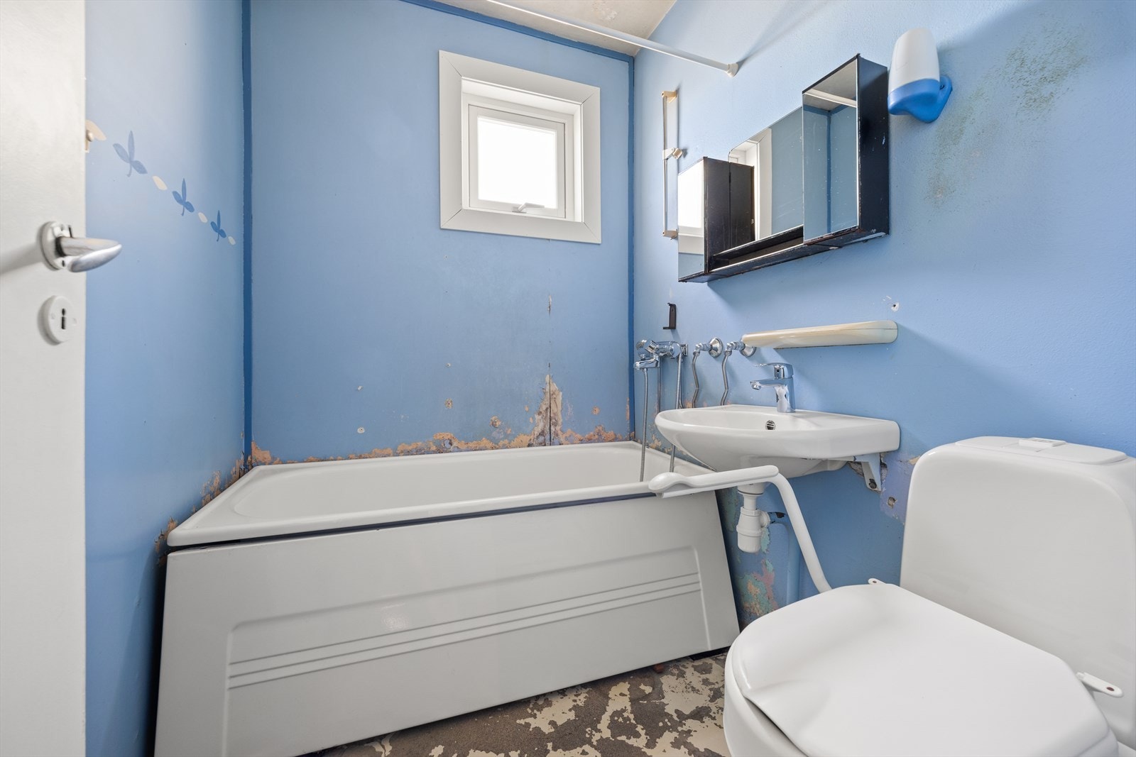 Bad - klar for totalrenovering. Ved oppgradering av original støpejernssluk til ny, vil borettslaget støtte med kr 8 000,- mot fremvisning av faktura fra godkjent vvs-firma. Galleribilde