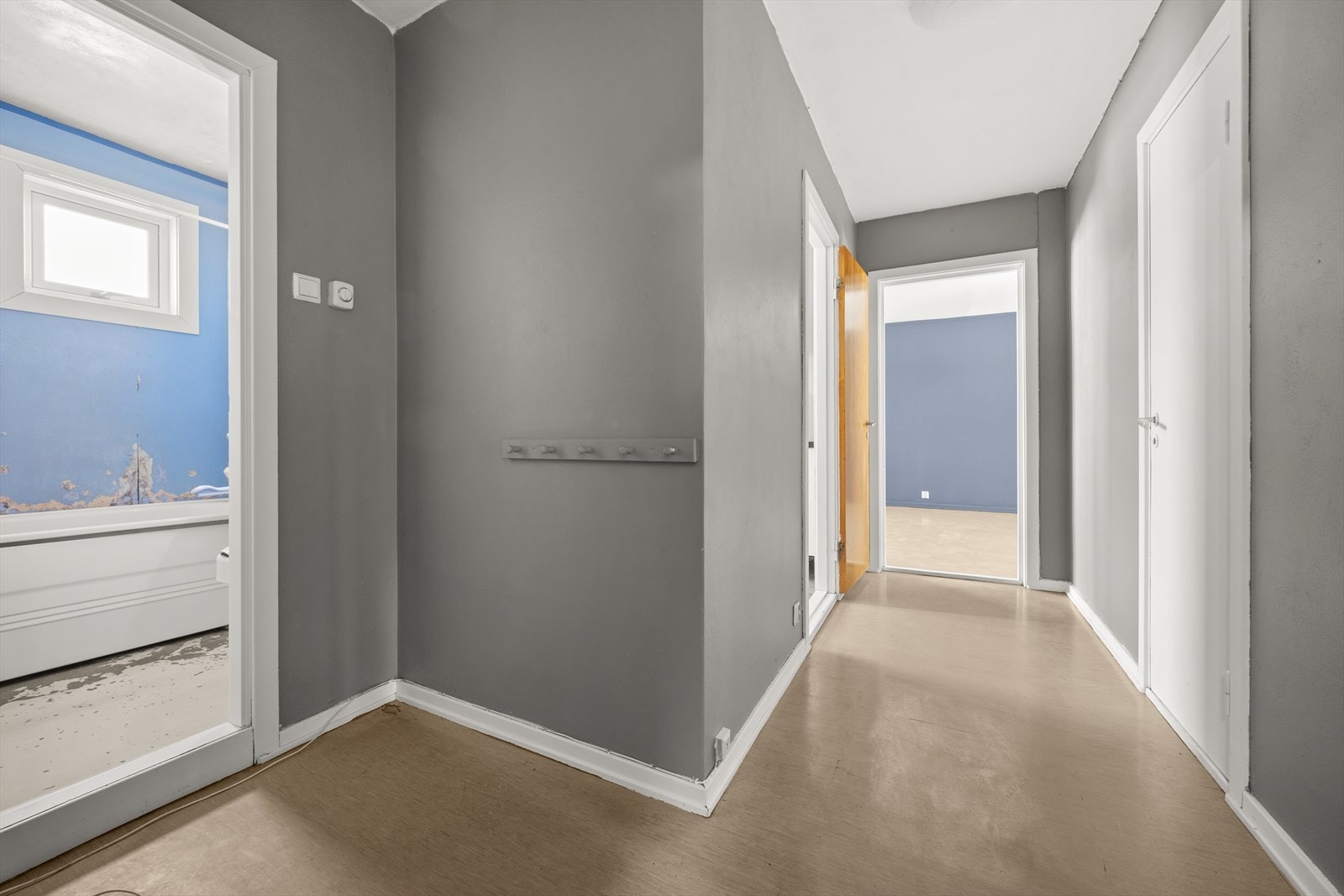 Velkommen inn - romslig hall med adkomst til bod Galleribilde