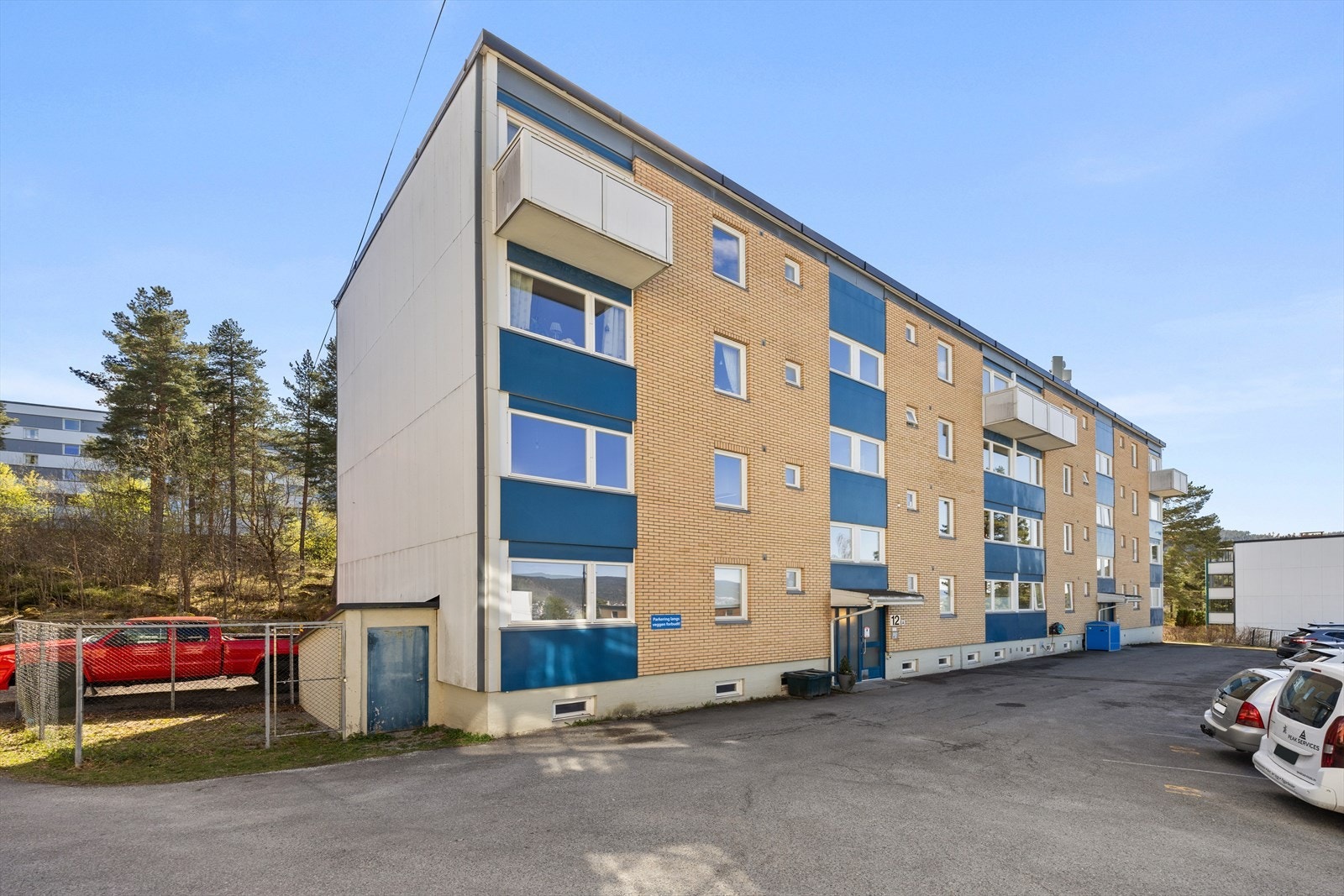 Fellesområder - alle beboere med bil har rett til en parkeringsplass (mulighet for elbillader ved behov), det omsettes også garasjer årlig Galleribilde