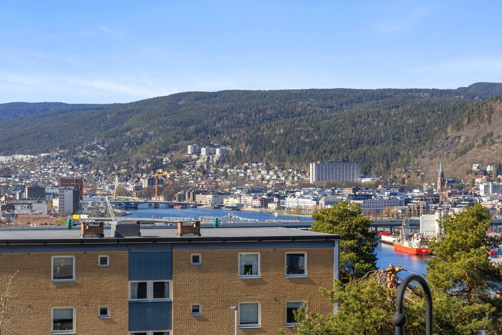 Leiligheten ligger fint til i et veletablert boligområde på Pettersløkka, med nydelig utsikt og fine friområder Galleribilde