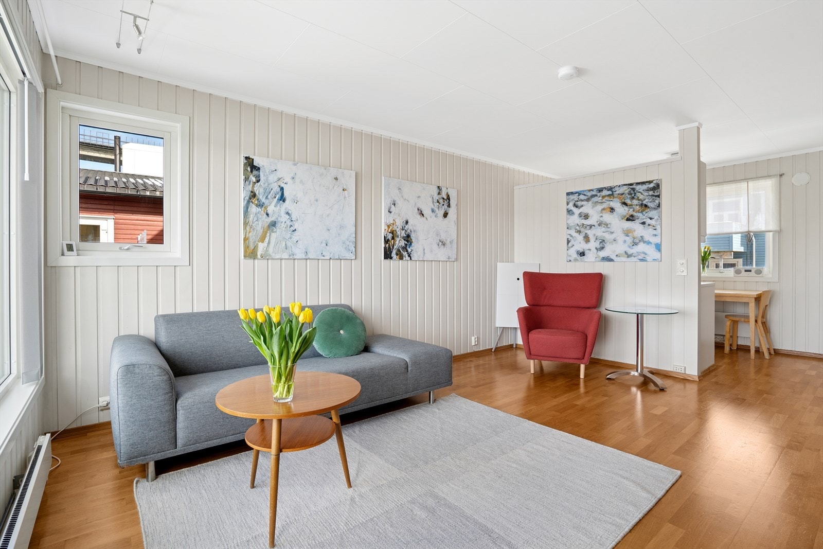 Med en gjennomgående planløsning oppleves dette som et luftig og lyst rom. Galleribilde
