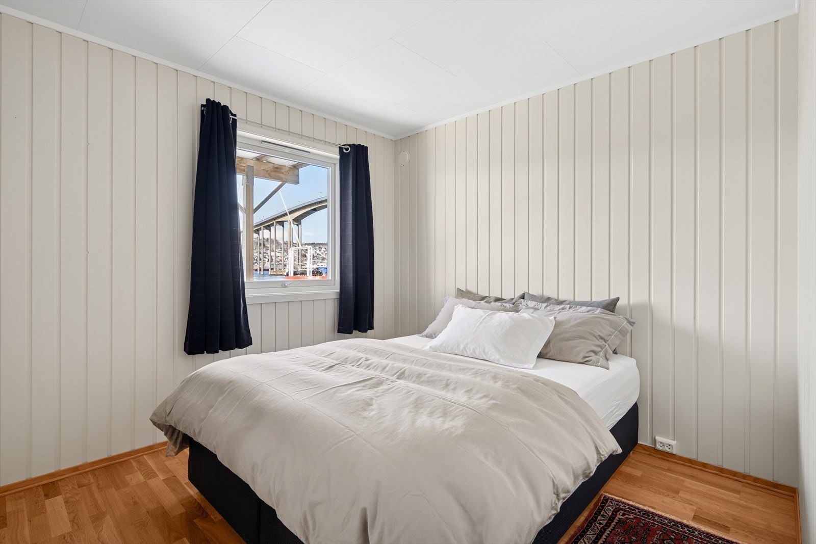 Boligen har to soverom - Ett i underetasjen og ett på loft. Galleribilde