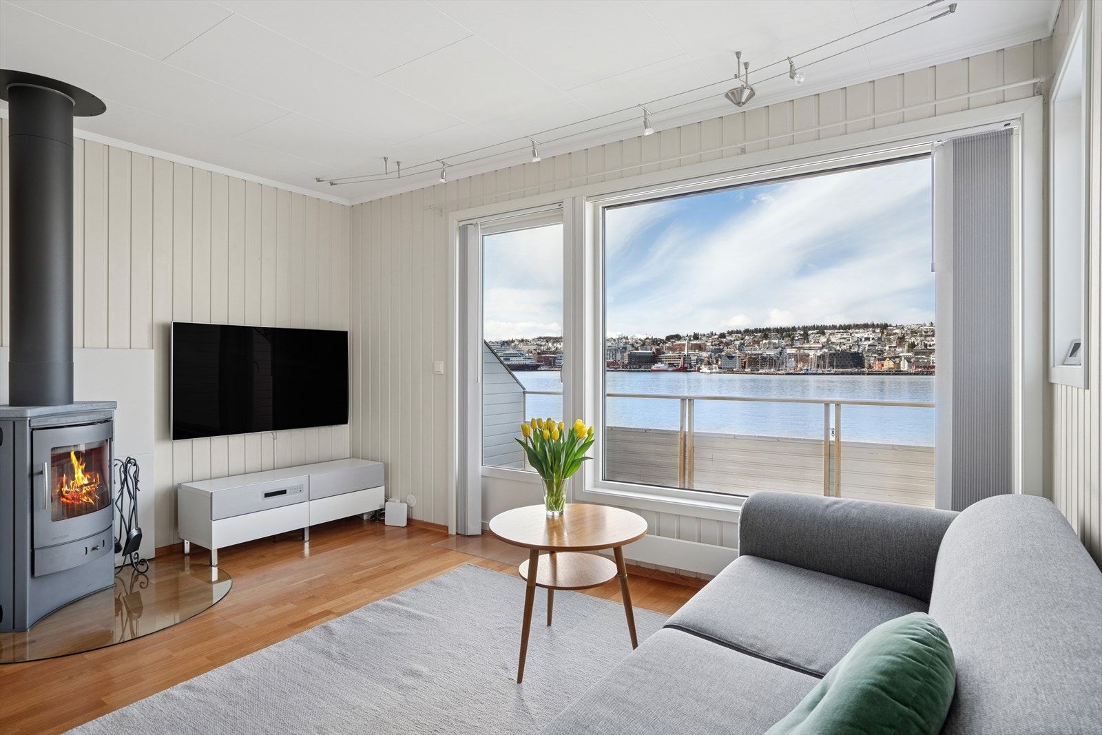 Vedfyring som varmer godt i vintersesongen Galleribilde