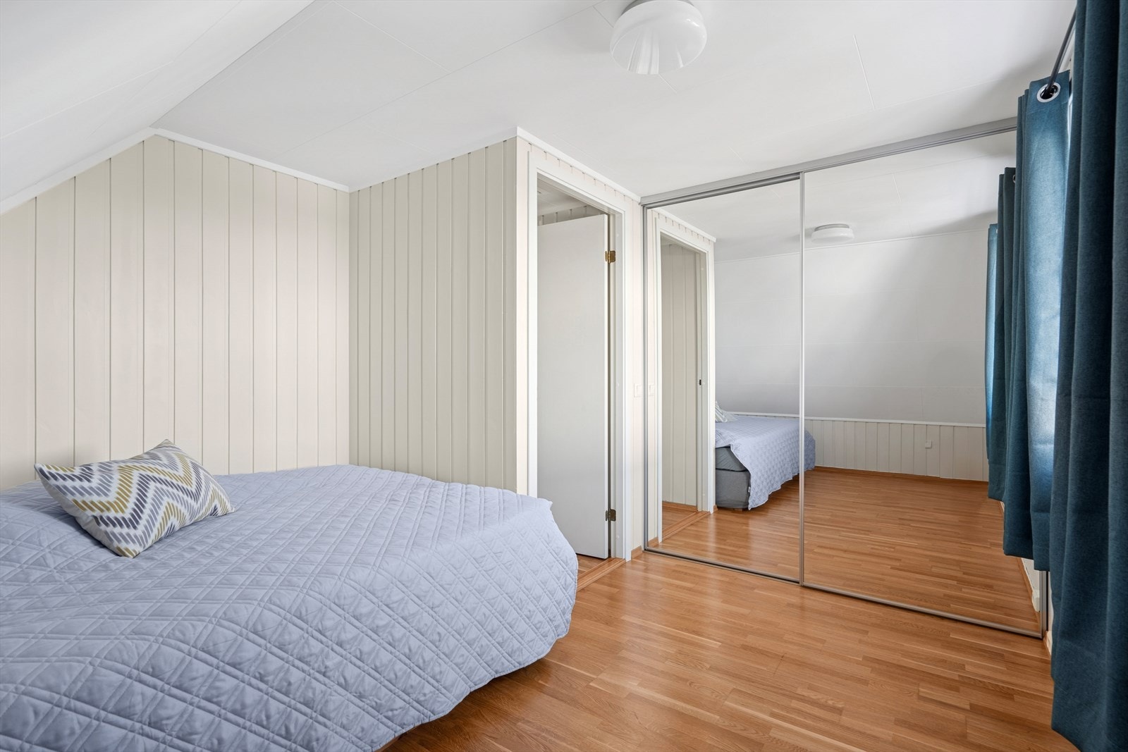 Også her er det montert en praktisk skyvedørsgarderobe. Galleribilde