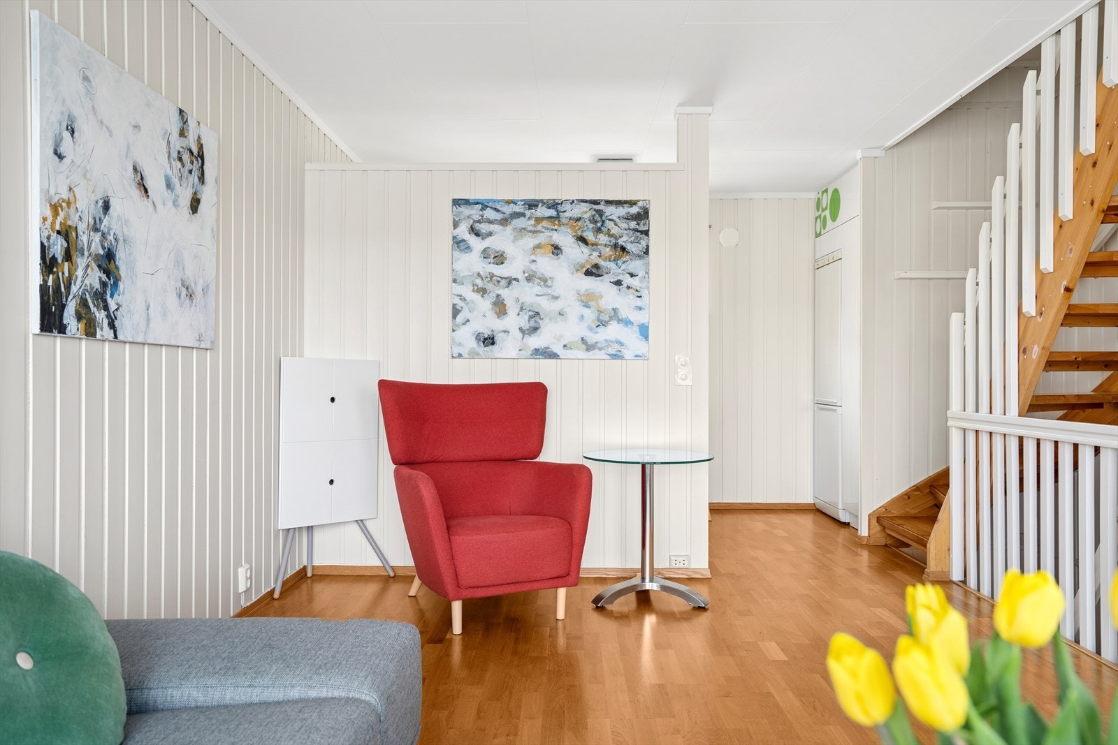 Stuen har gode møbleringsmuligheter til møblement etter eget ønske. Galleribilde