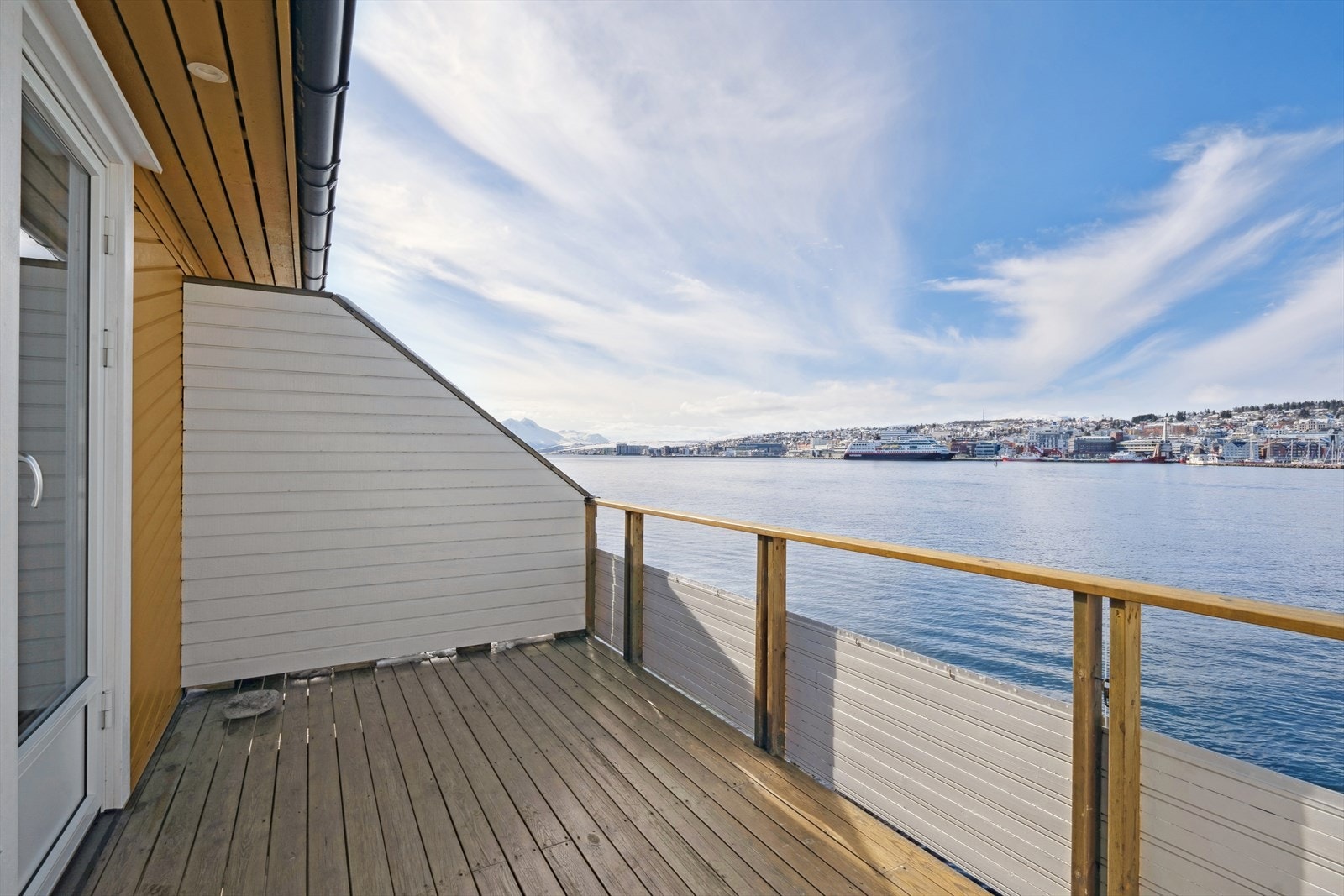 Fra stuen er det utgang til en flott veranda med aldeles nydelig utsikt. Galleribilde
