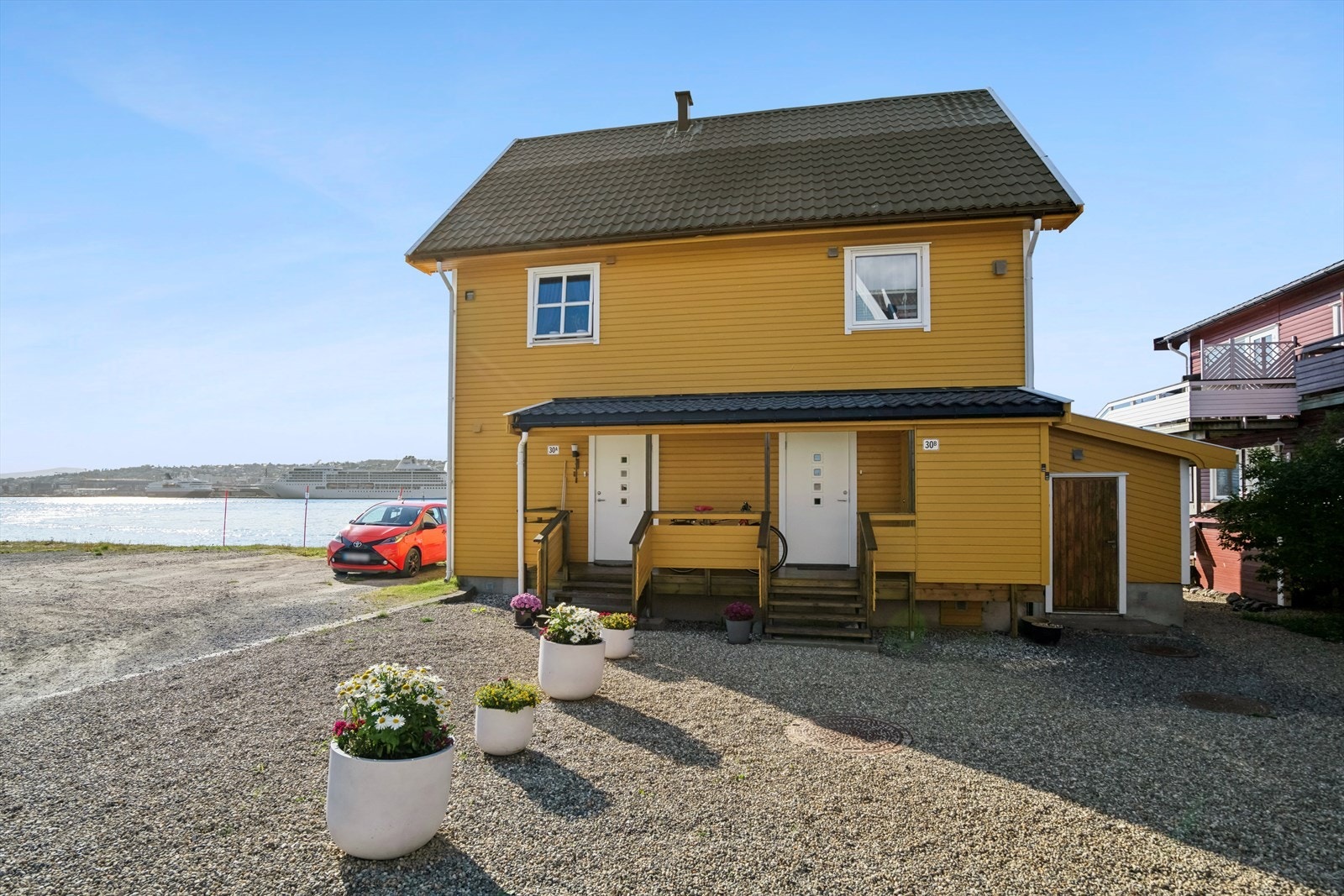 Utenfor leiligheten er det en egen utebod, og til høyre for bygget er en romslig felles bod tilhørende sameiet. Galleribilde