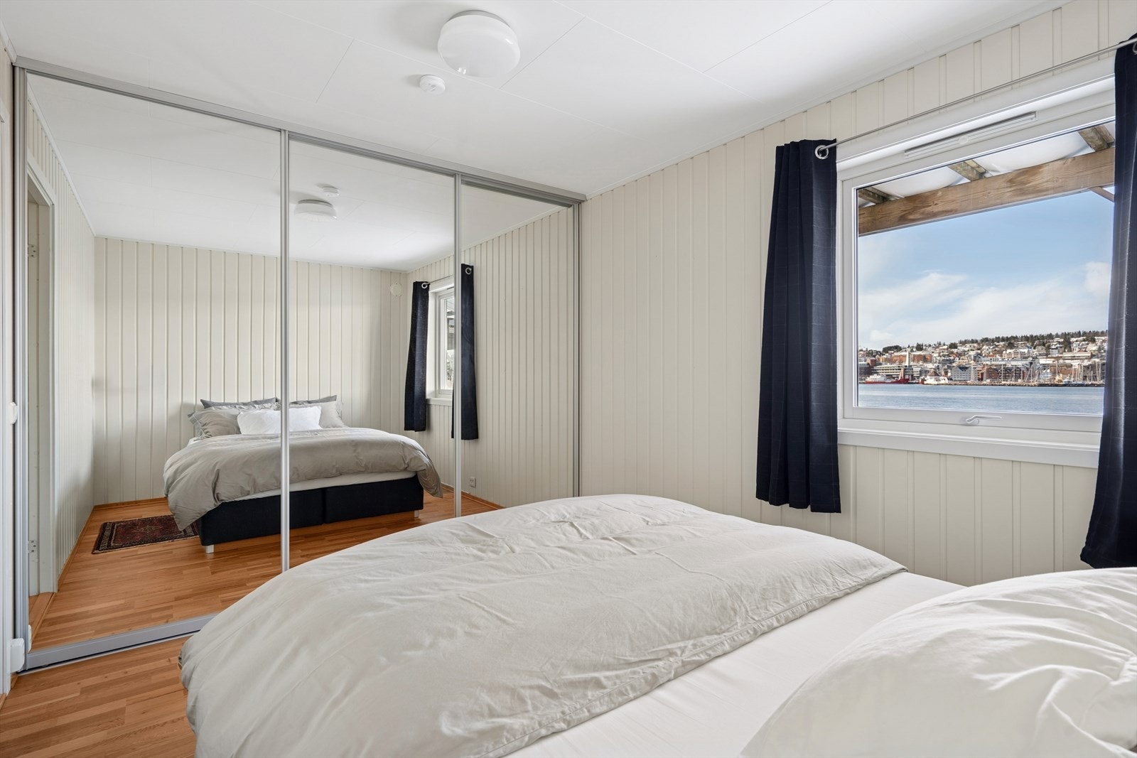 Soverommet i underetasjen har en stor og fin skyvedørsgarderobe med speil. Galleribilde