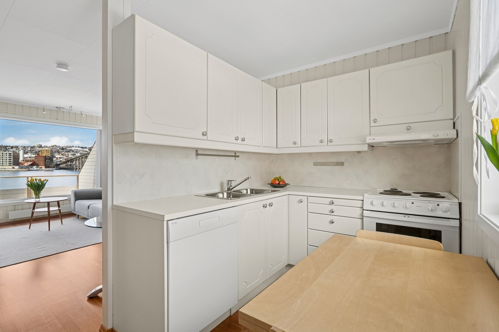 På kjøkkenet er det plass til kjøkkenbord, og det er rom for frittstående komfyr, oppvaskmaskin og kjøleskap. Galleribilde