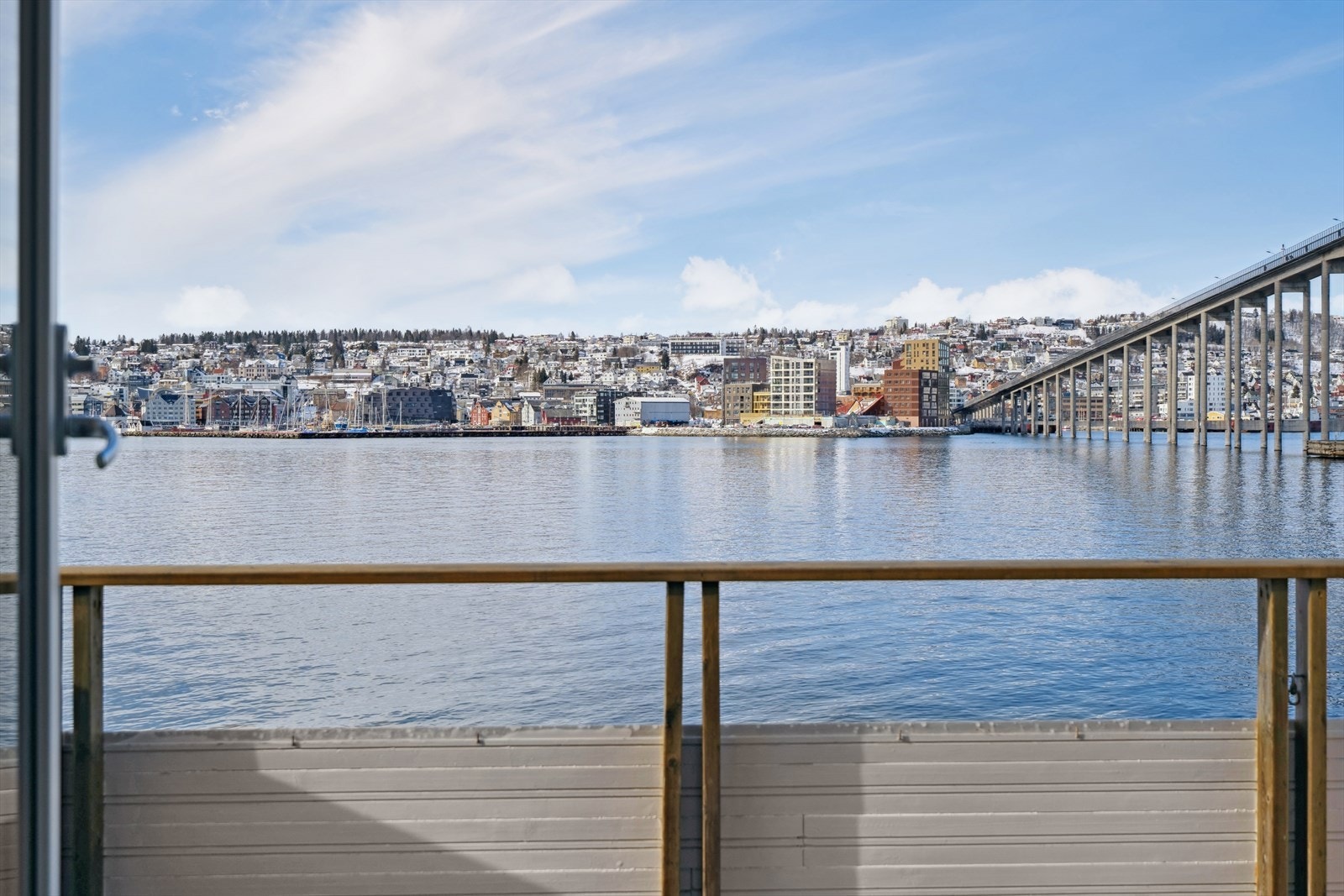 Her kan du nyte fantastiske sol- og utsiktsforhold mot Tromsøya og båttrafikken i Tromsøysundet Galleribilde
