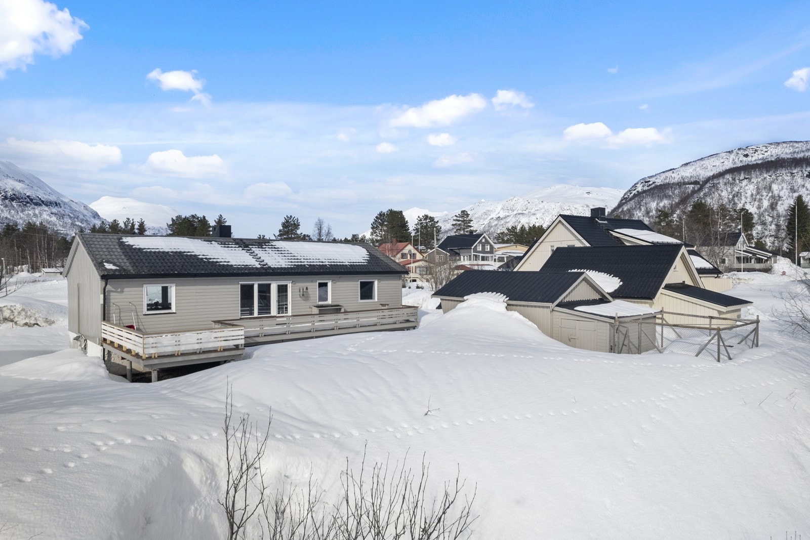Det er bygget hundegård i bakkant av frittstående garasje. Galleribilde