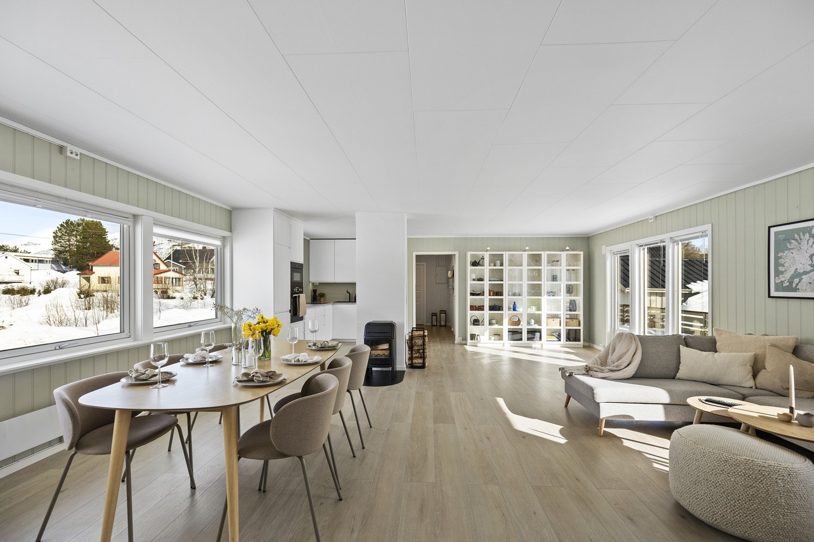 Stuen har flere soner og rom for flere spise- og sittegrupper. Galleribilde