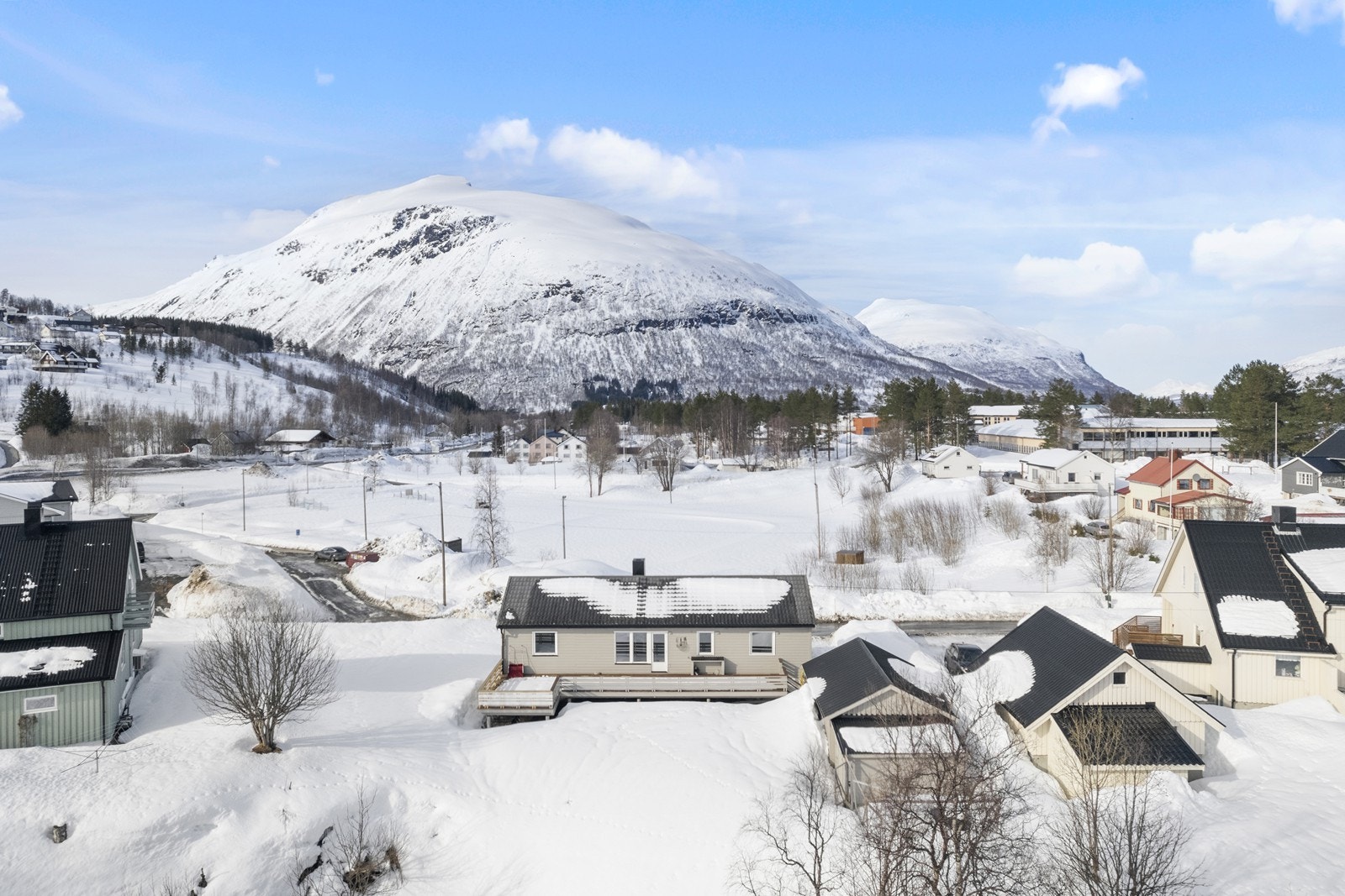 Eiendommen ligger i et hyggelig boligfelt i Elvegata på Setermoen. Galleribilde