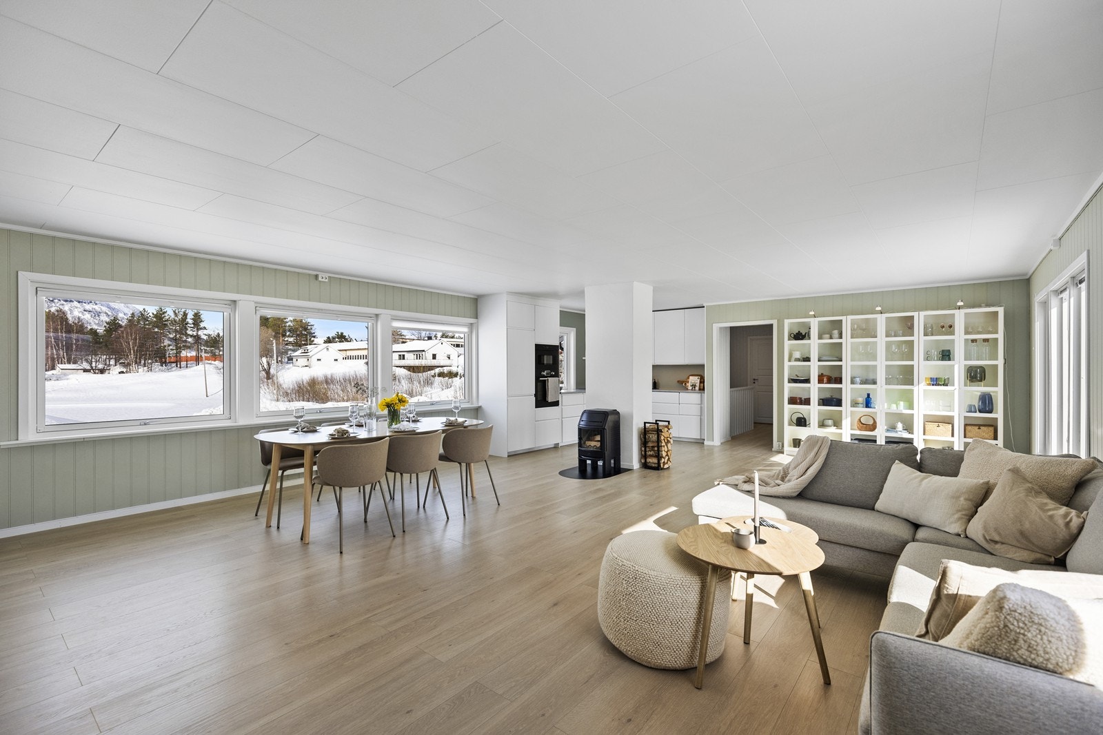 Store deler av boligen er overflateoppusset med flotte og tidsriktige fargevalg. Galleribilde