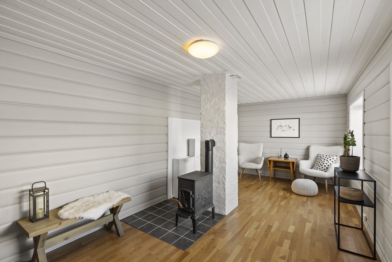 En hyggelig stue med peis. Galleribilde