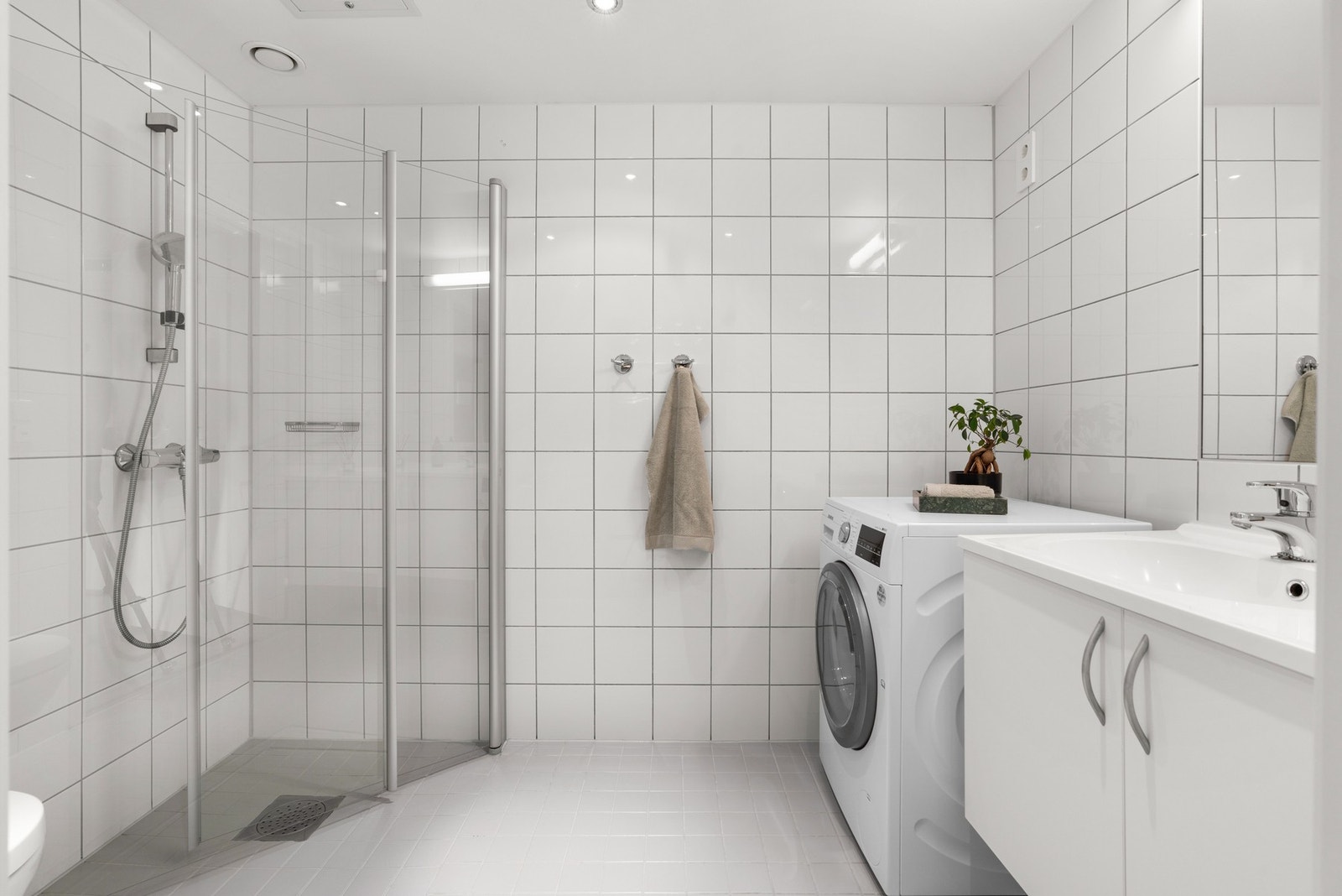 Romslig bad med varmekabler i gulv og downlights i tak Galleribilde