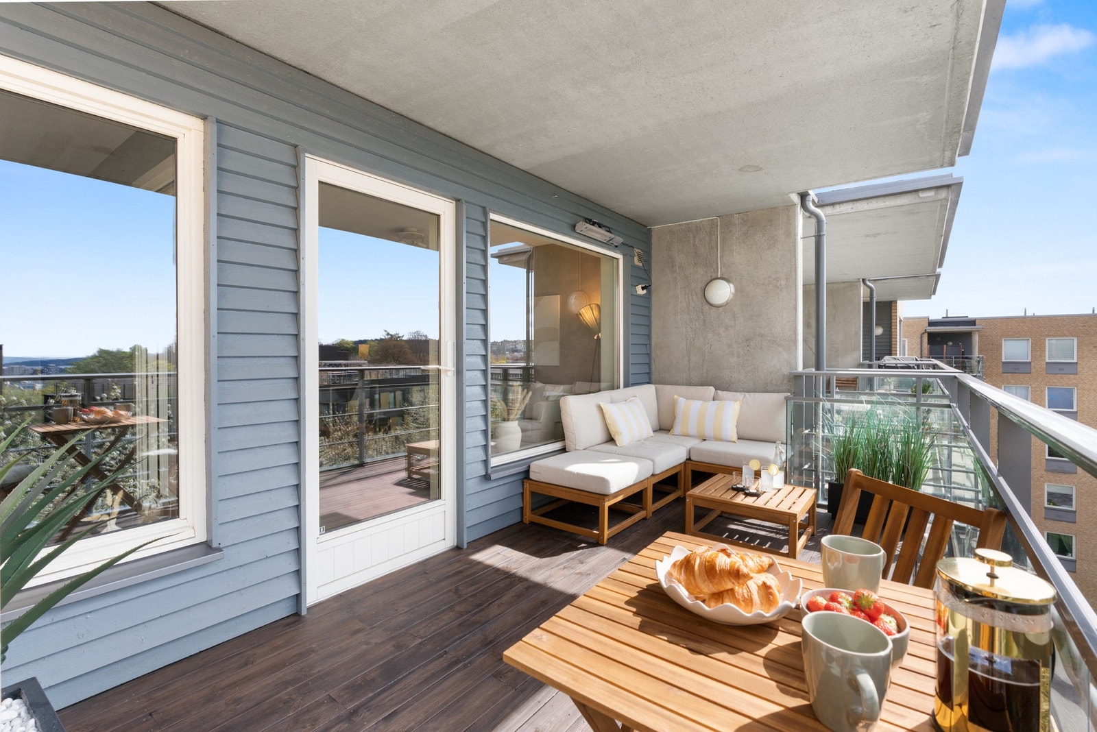 Høydepunktet i leiligheten er den herlige balkongen som har utgang fra stuen Galleribilde