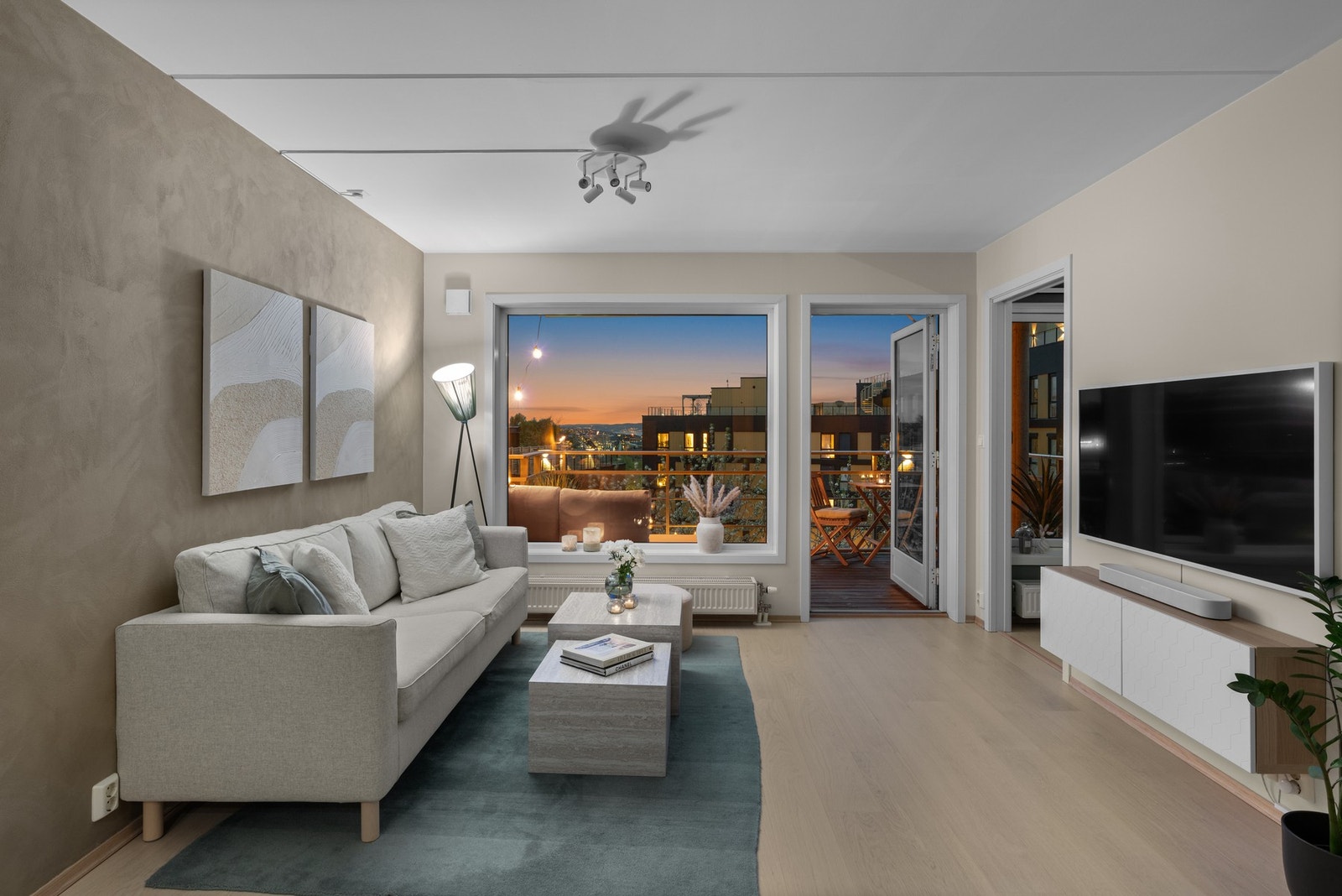 På gulvet er det 1-stavs parkett fra 2021 Galleribilde