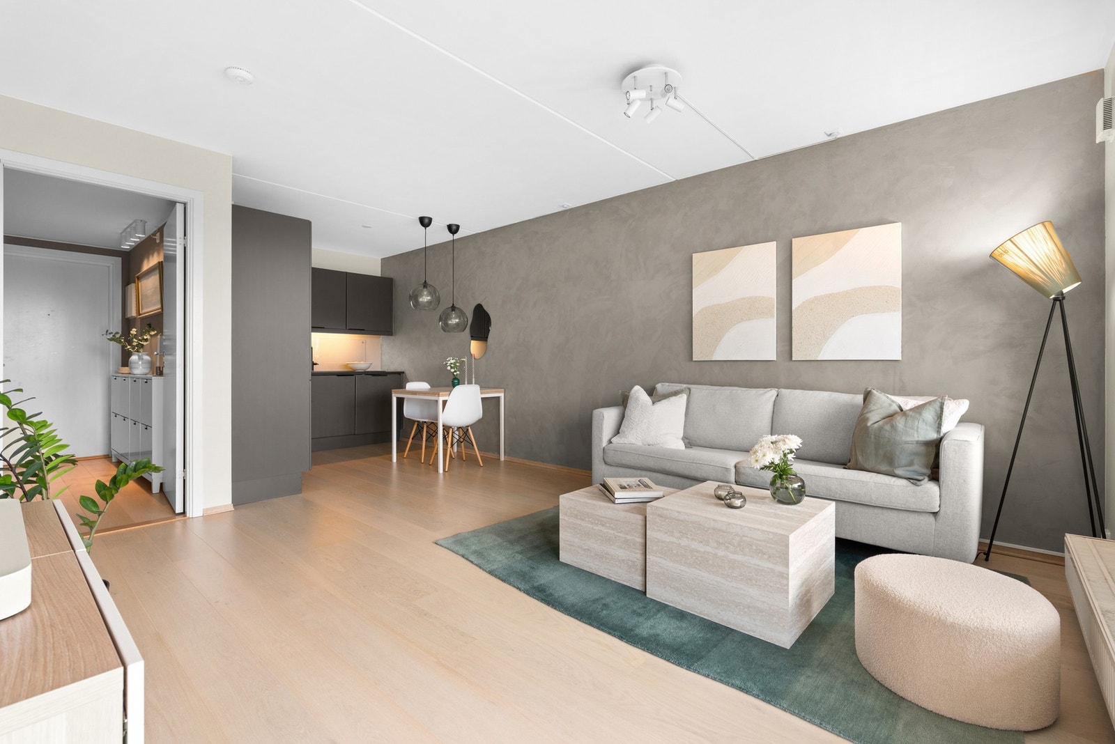 Stuen med åpen kjøkkenløsning er selve hjertet i leiligheten Galleribilde