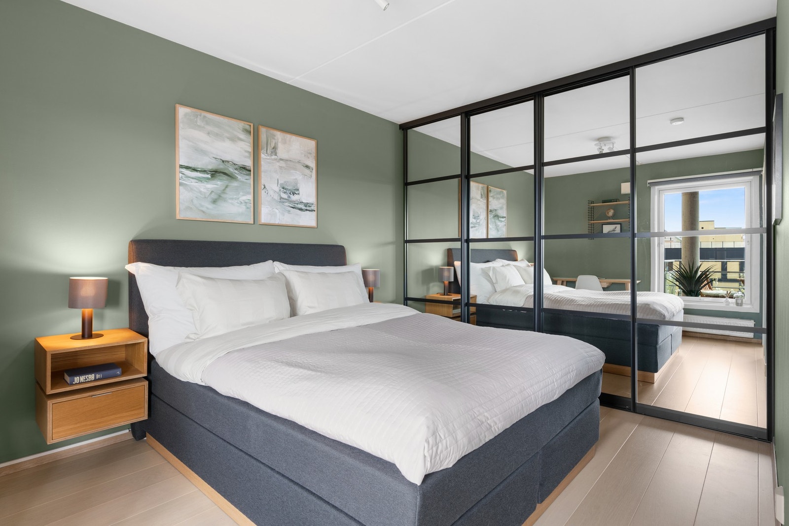 Her finnes også en stor skyvedørsgarderobe med speilfronter som gir god oppbevaringsplass Galleribilde