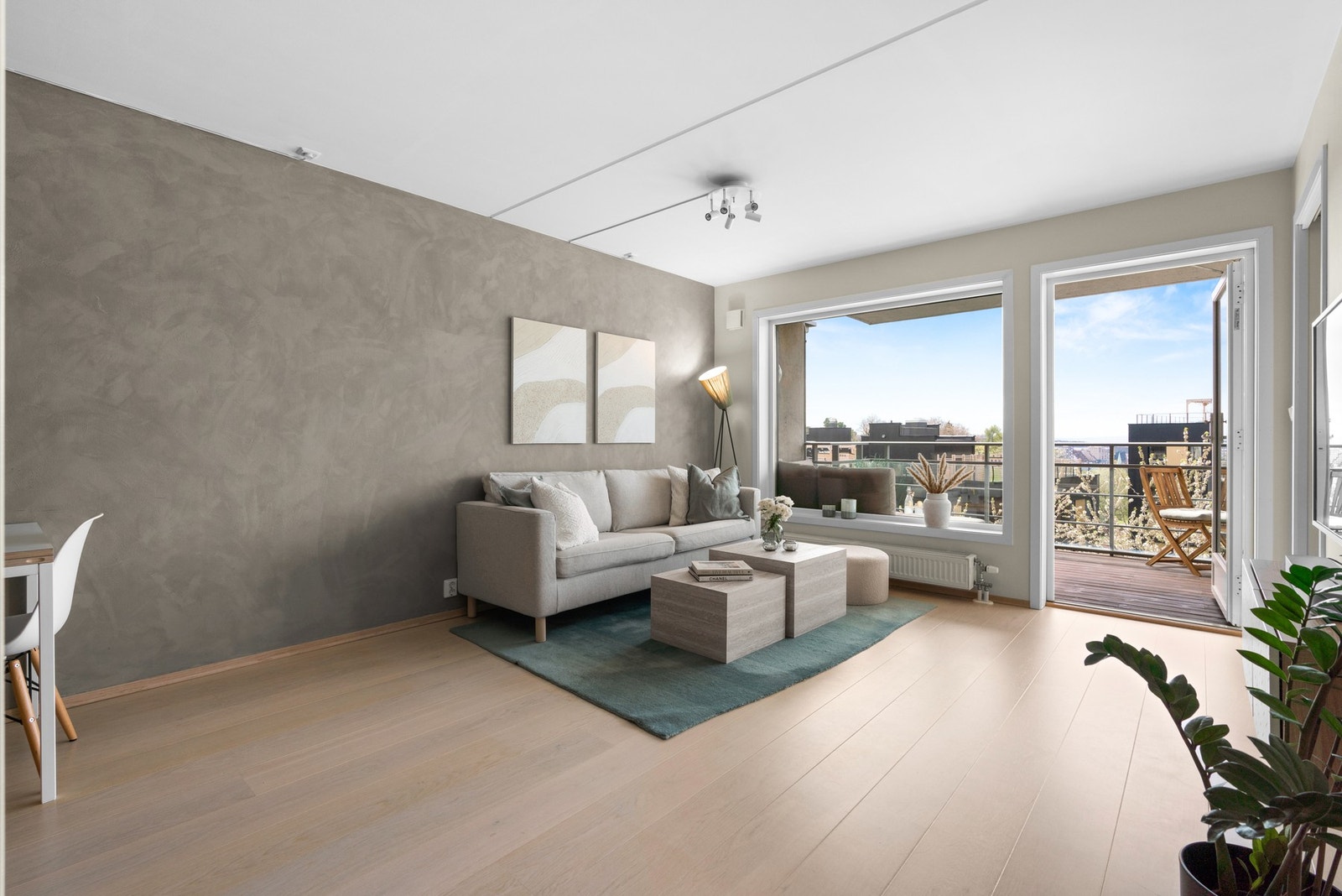 Et herlig allrom med store vindusflater som gir deilige lysforhold og fint utsyn Galleribilde