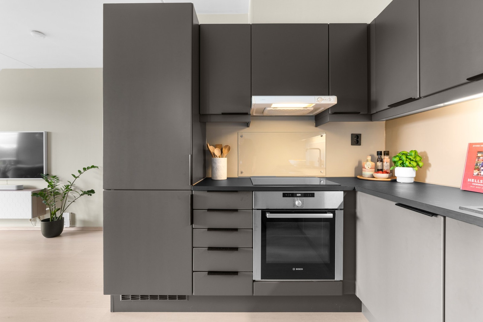 Integrert stekeovn og induksjonstopp fra 2015, og nytt integrert kjøleskap fra 2023 Galleribilde
