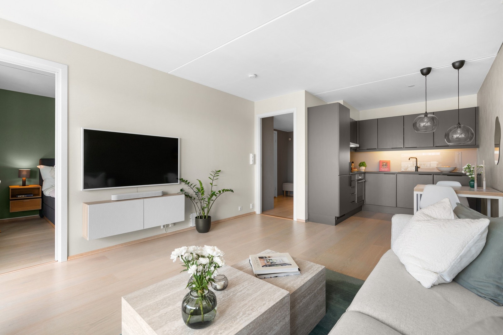 På veggene er det malte flater (nymalt i 2025), og en vegg er malt med stilig kalkmaling Galleribilde