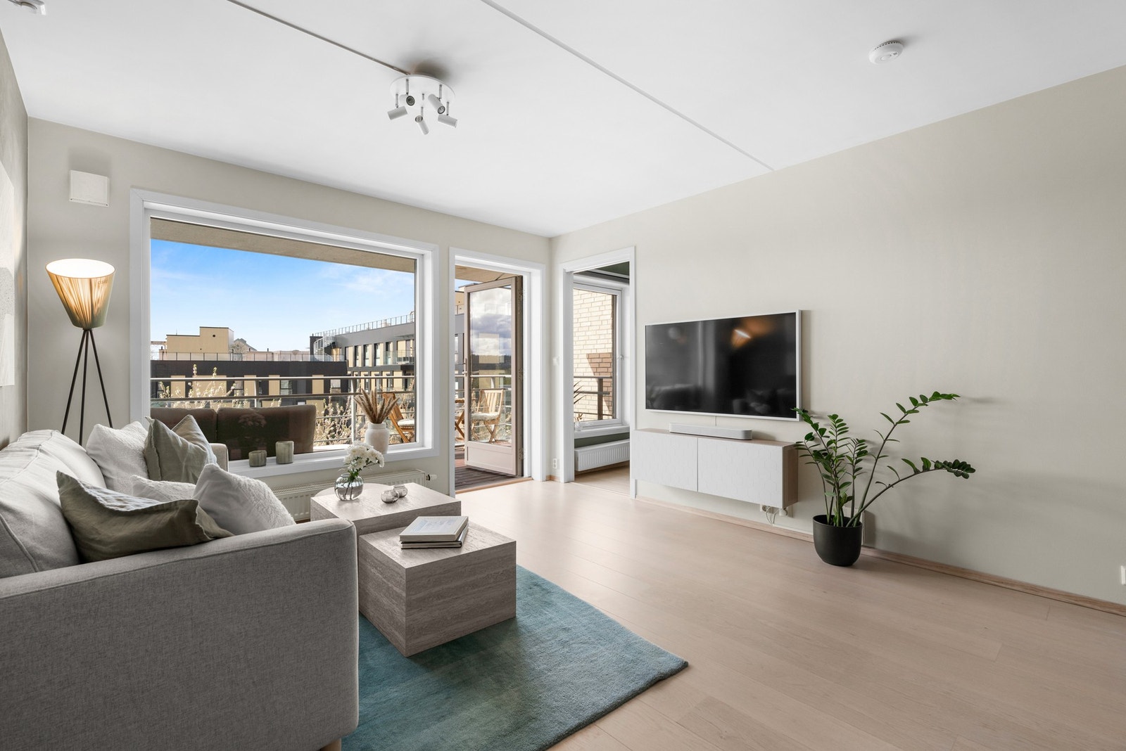 Stuen har plass for stor sofa og tv-løsning Galleribilde