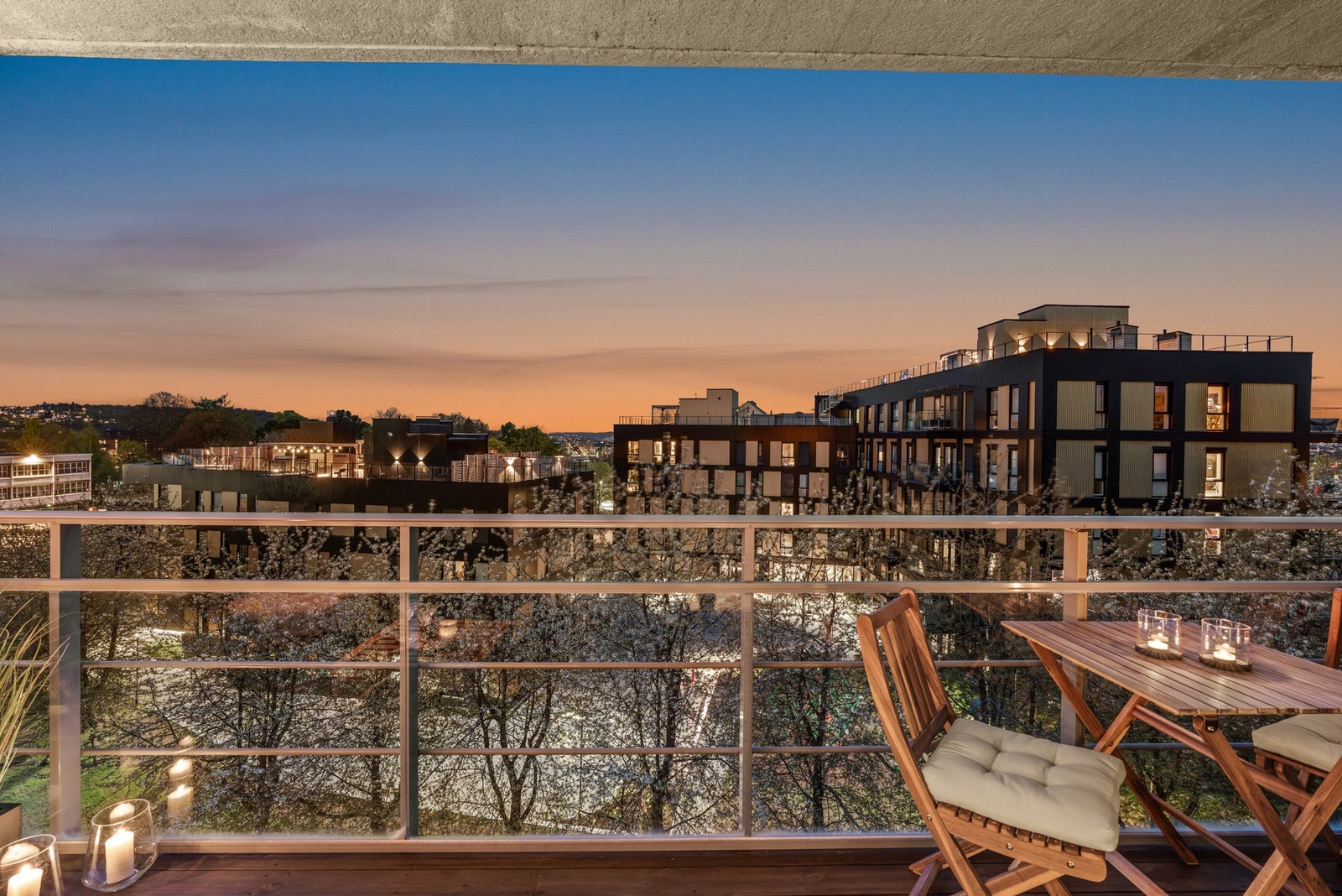 Balkongen byr på gode solforhold og fint utsyn Galleribilde