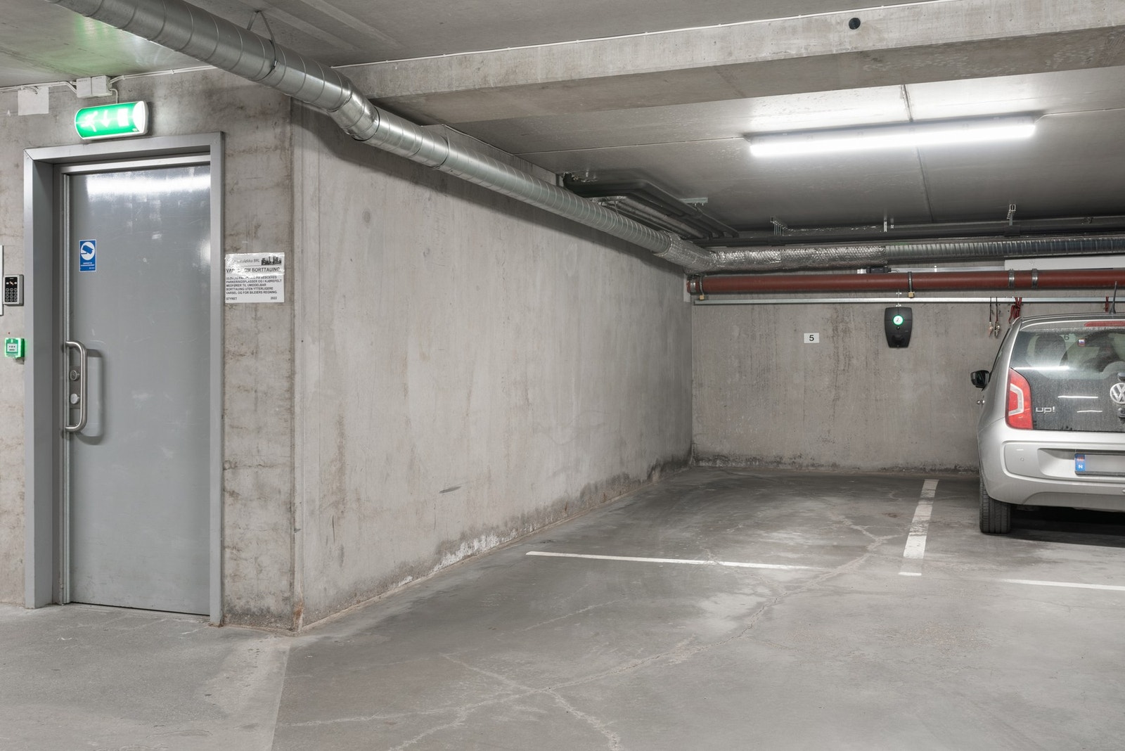 Det medfølger bruksrett til garasjeplass med el-lader i kjelleren Galleribilde