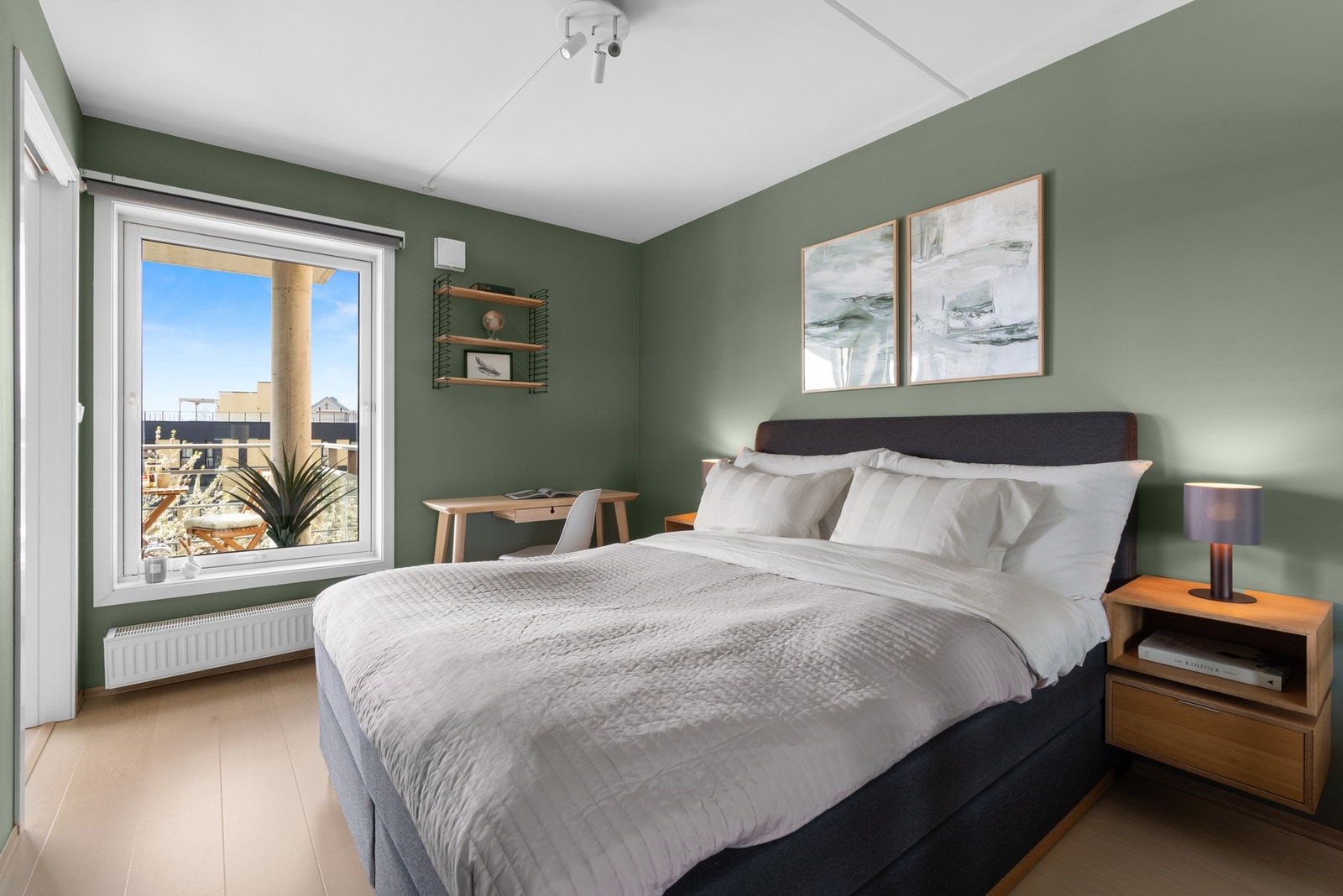 Rommet har plass for hjemmekontor, og har elektrisk rullgardin Galleribilde