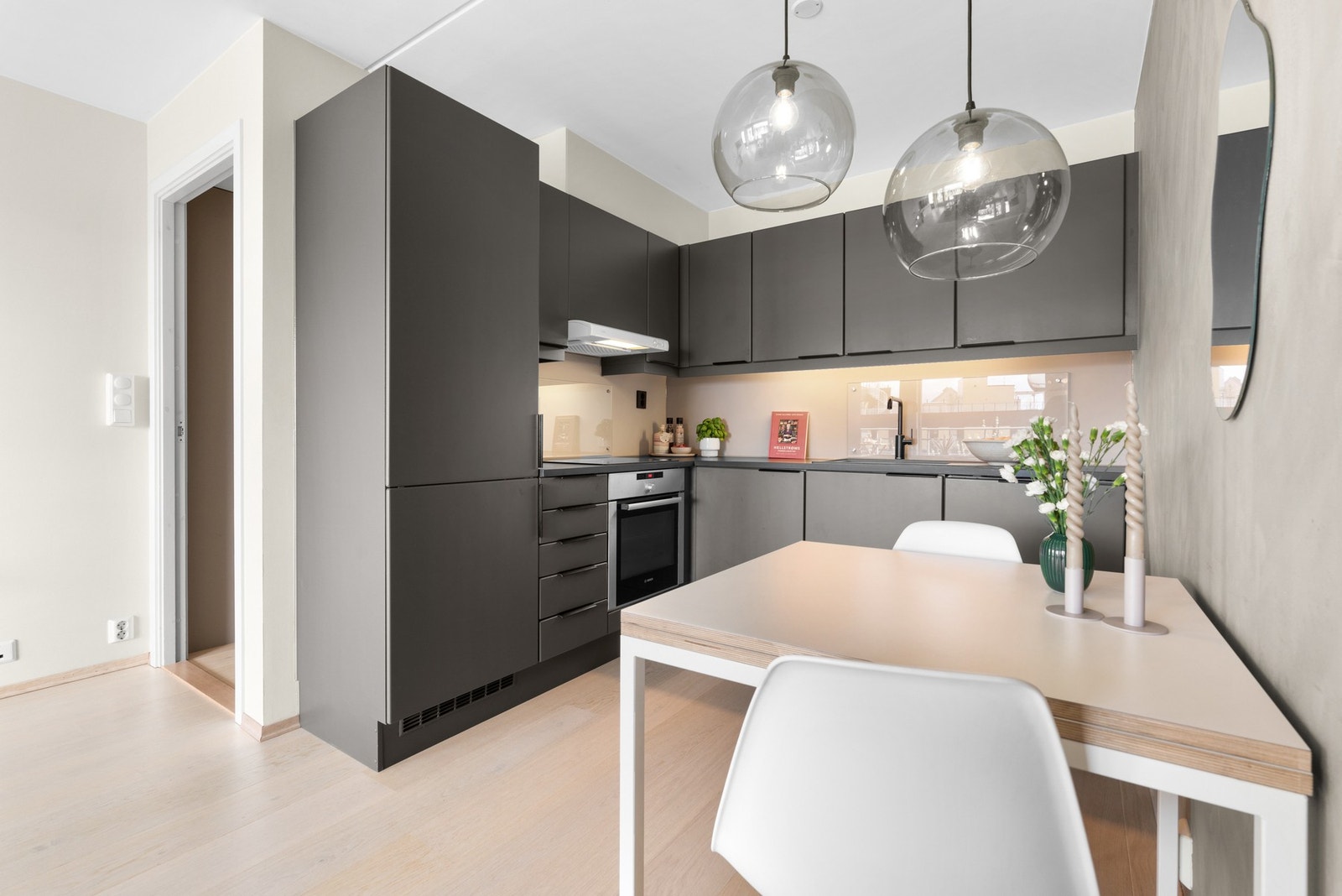 Kjøkkenet har induksjonsplatetopp, stekeovn, oppvaskmaskin og kjøl/fryseskap Galleribilde