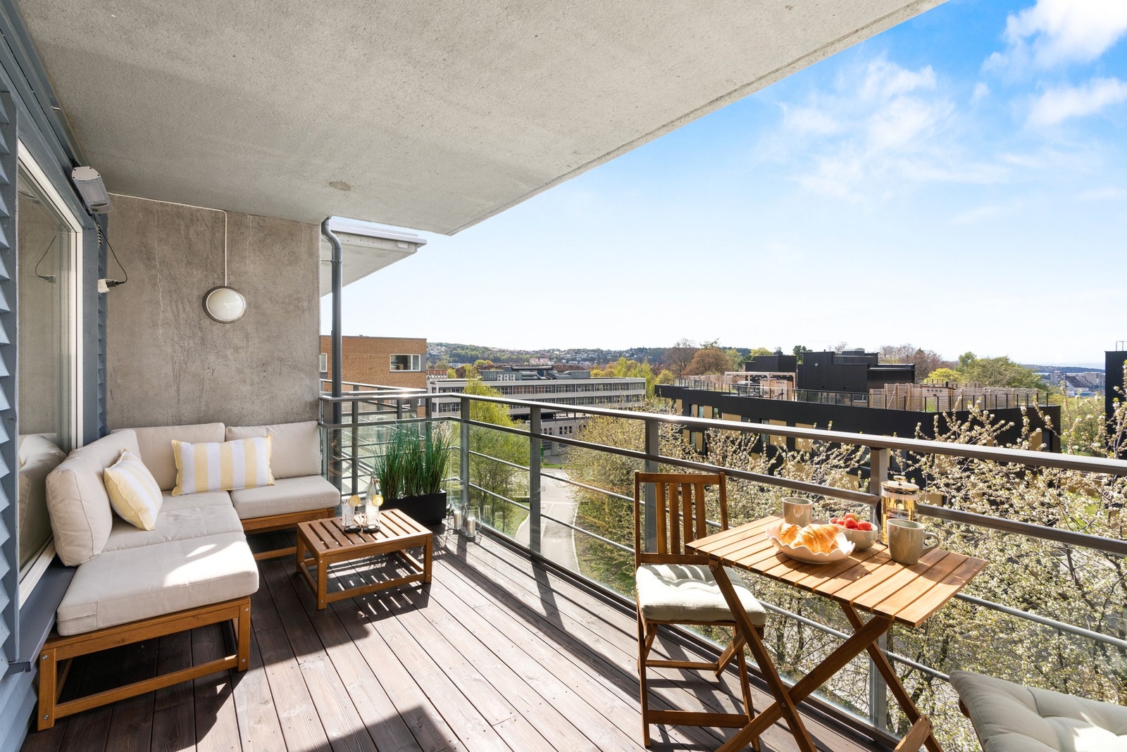 En meget romslig balkong på ca. 11 kvm som rommer plass for flere soner med sittegrupper, grill m.m Galleribilde