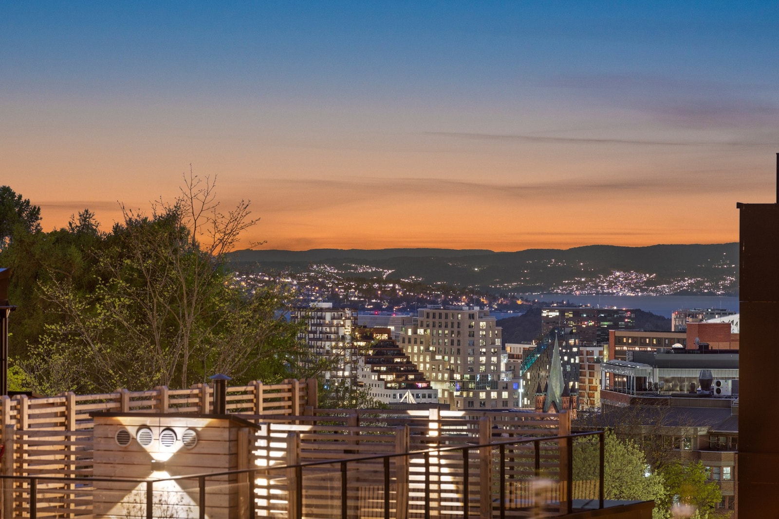 Utsikt mot byen Galleribilde