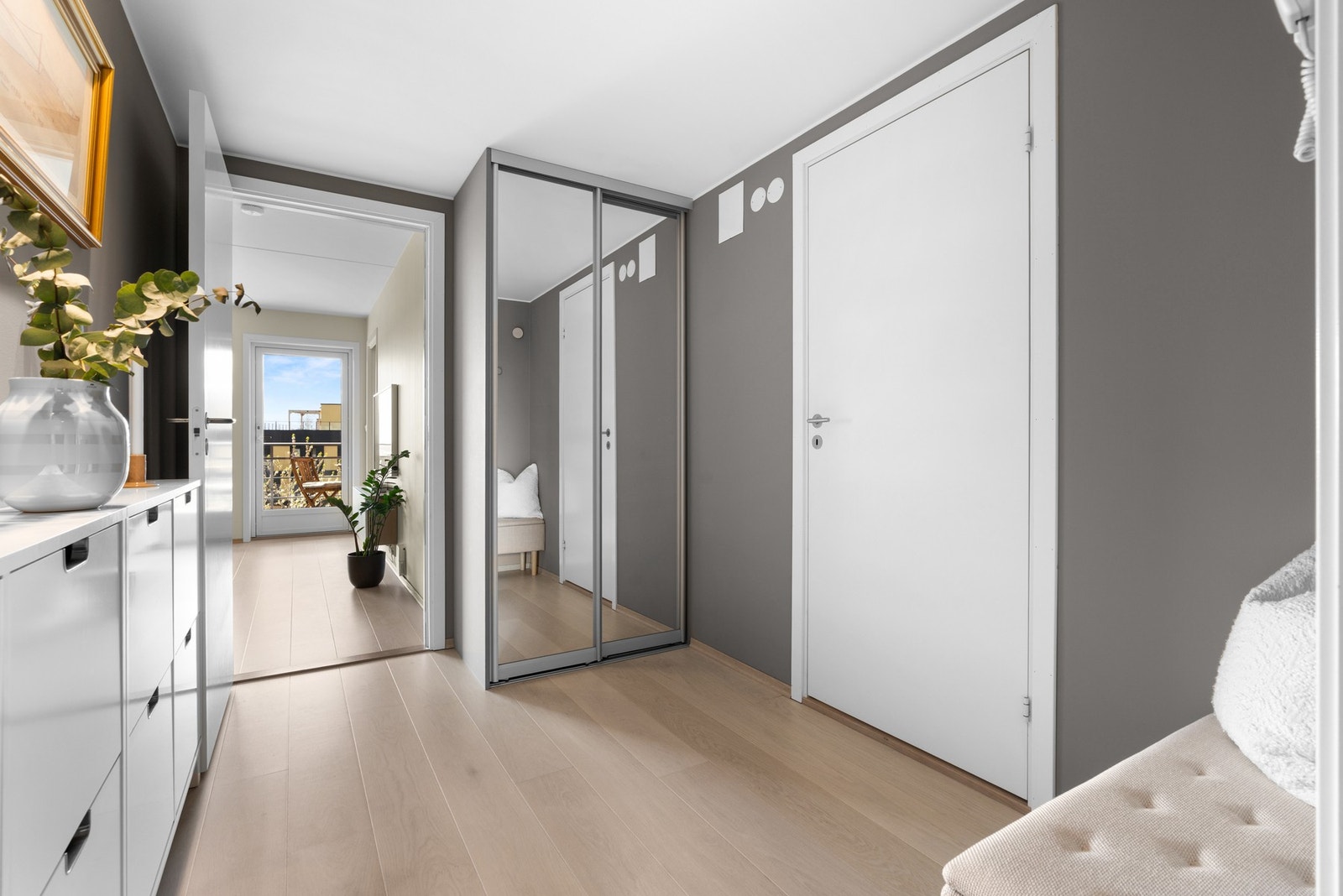 Her er det skyvedørsgarderobe med speilfronter for oppbevaring av yttertøy og medfølgene skoskap Galleribilde