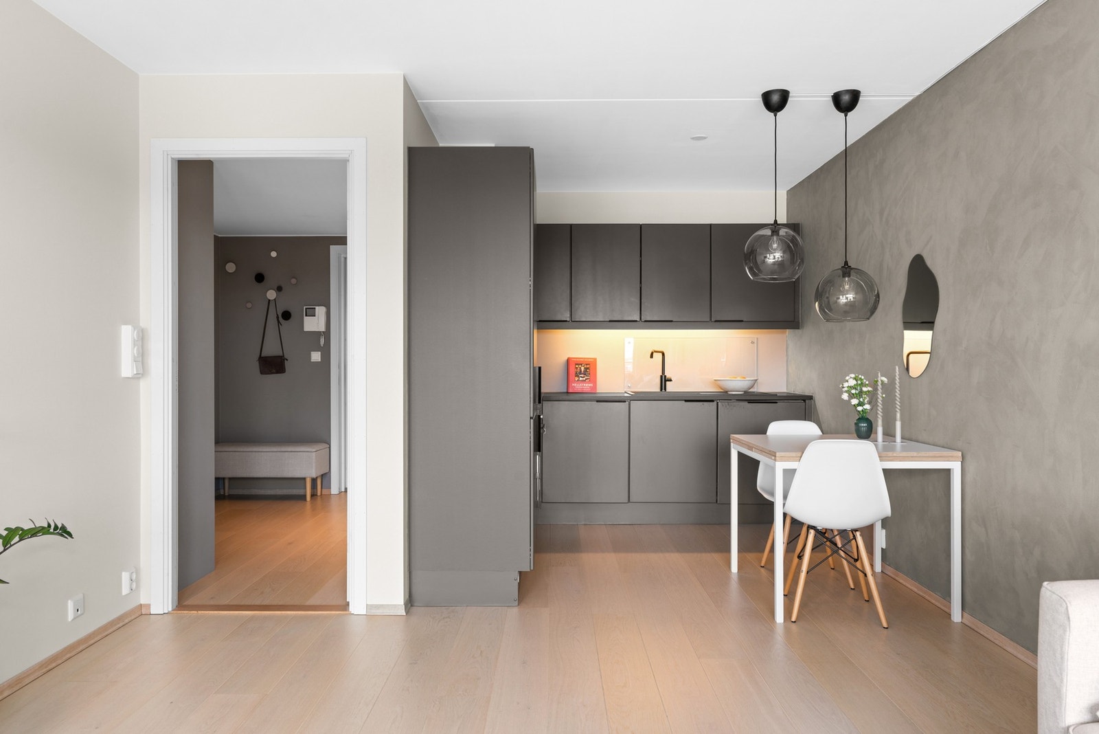 Kjøkkeninnredningen fra Sigdal ble oppgradert med pulverlakkerte fronter i 2021 Galleribilde