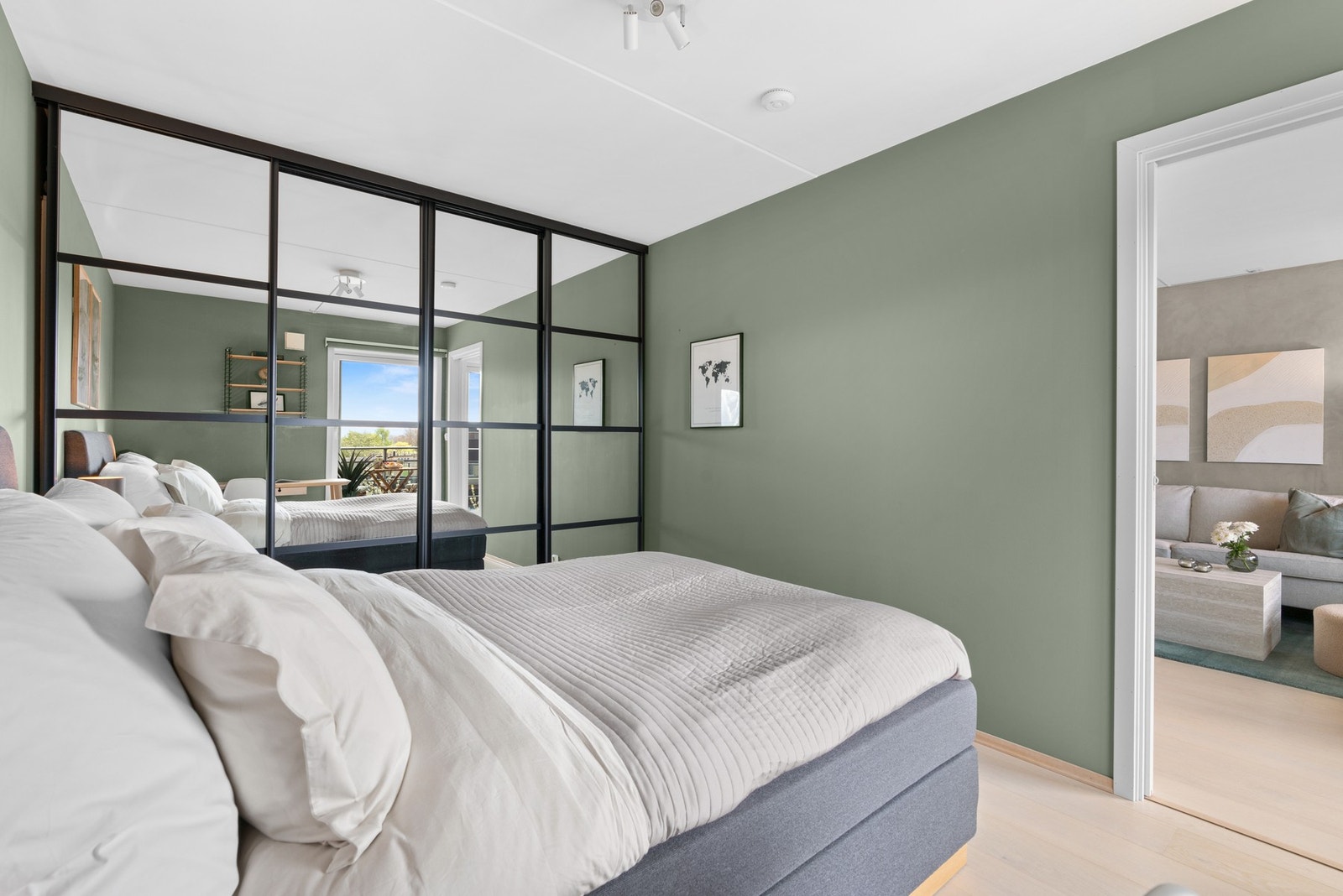 Fra stuen har man inngang til et romslig soverom med plass for stor dobbeltseng Galleribilde